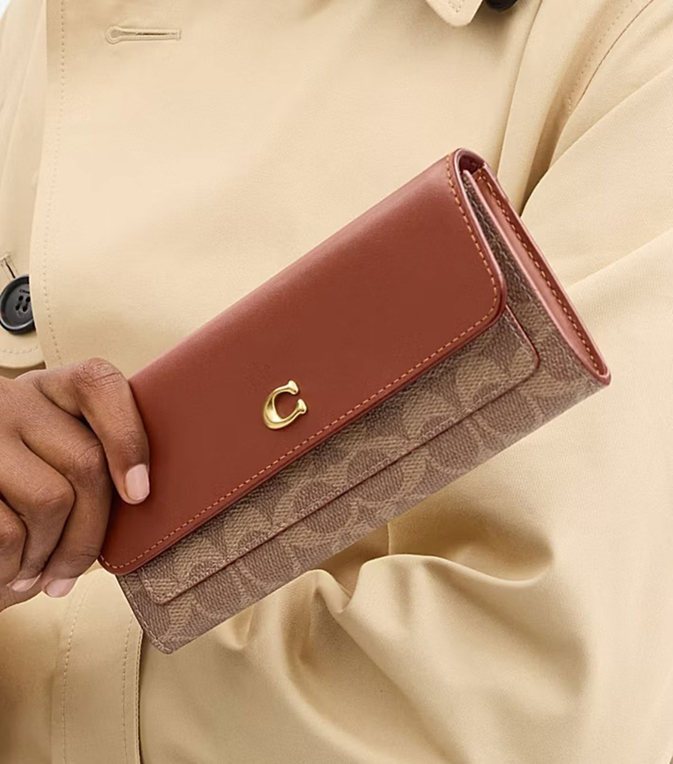 Cartera Mila en piel café con monogram Mujer