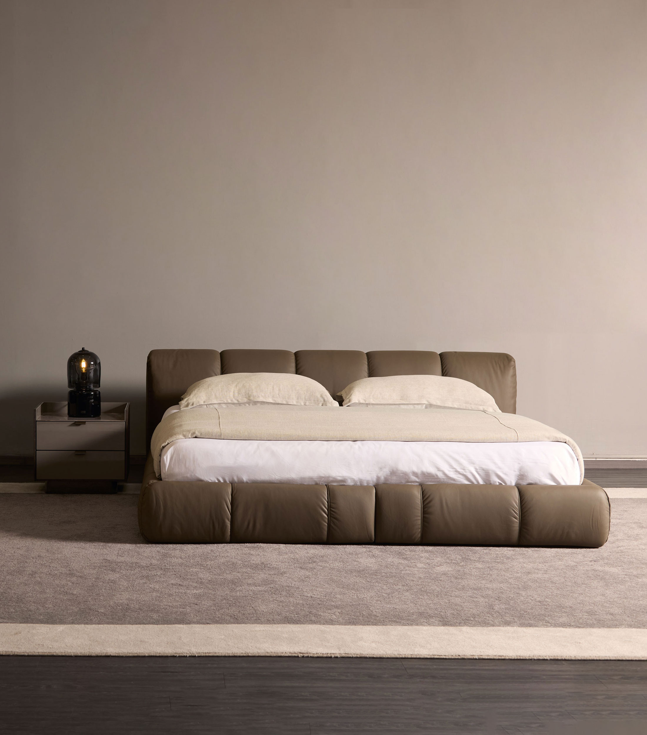 Cama king size Cavalli tapizada en piel