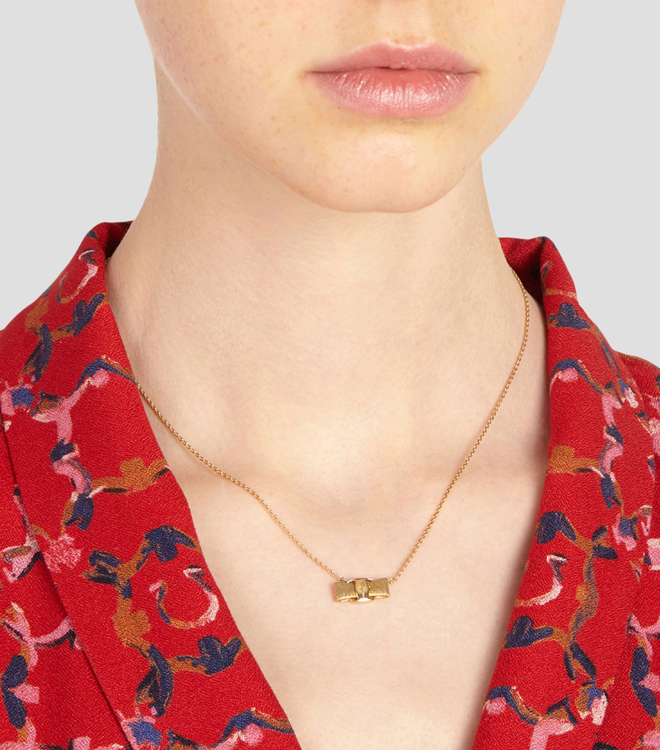 Collar con lazo vara como colgante Mujer