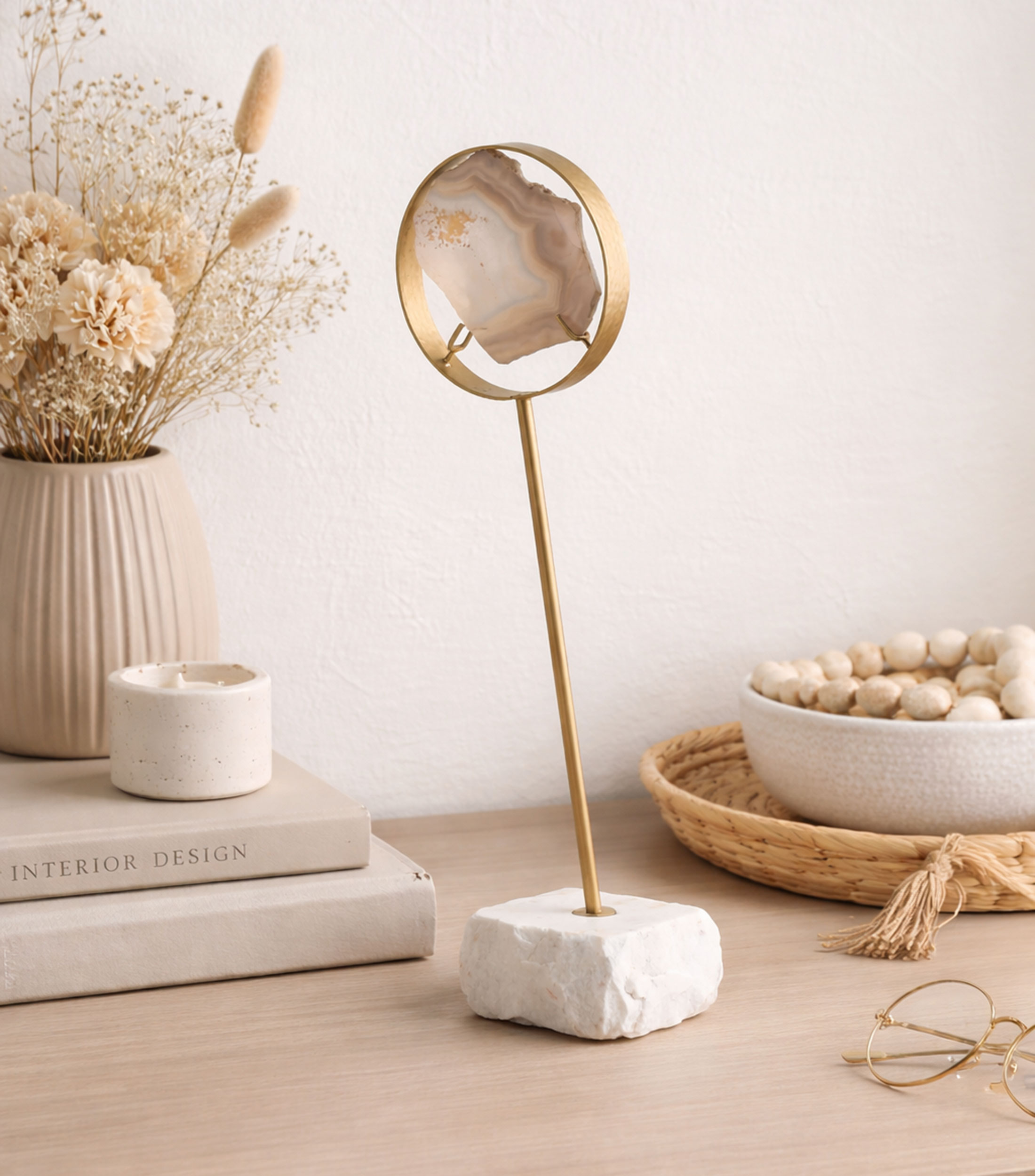 Figura decorativa con piedra en metal