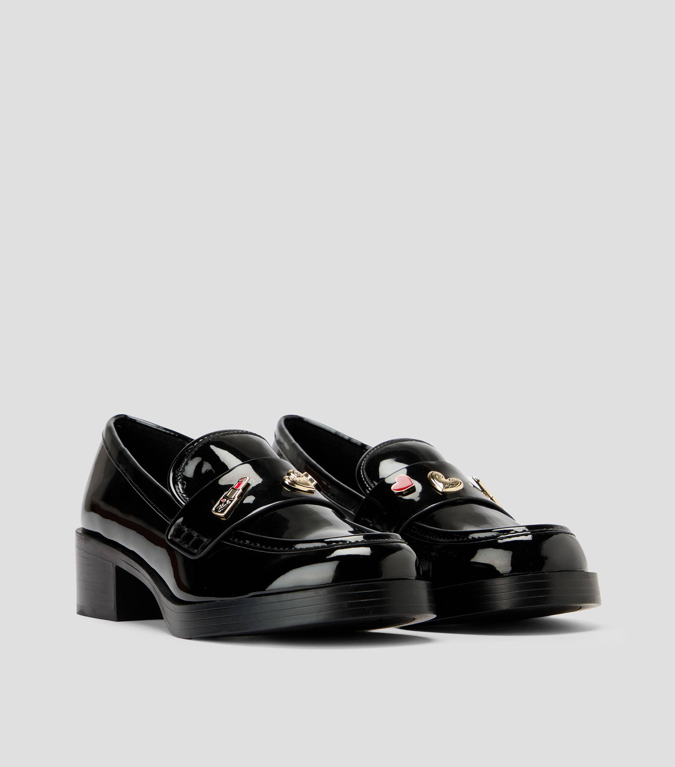 Mocasines Caiza con charms con tacón bajo ancho Mujer