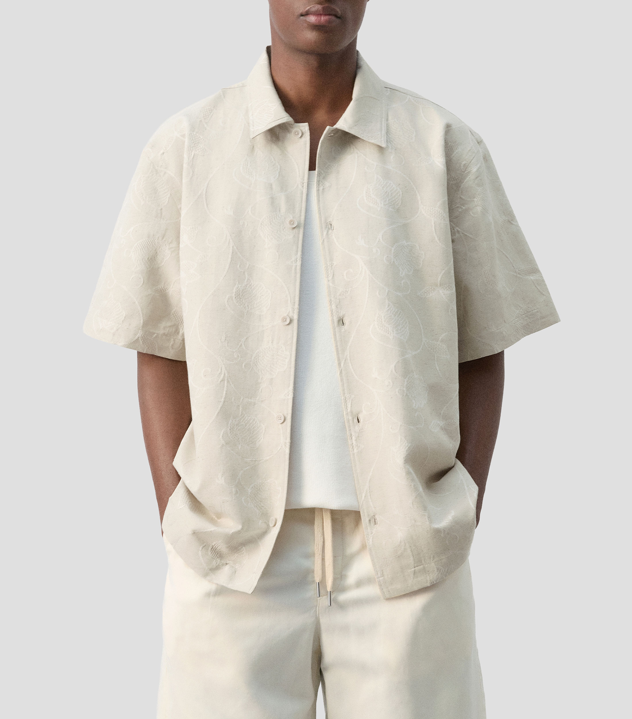 Camisa lisa con detalle decorativo manga corta Hombre