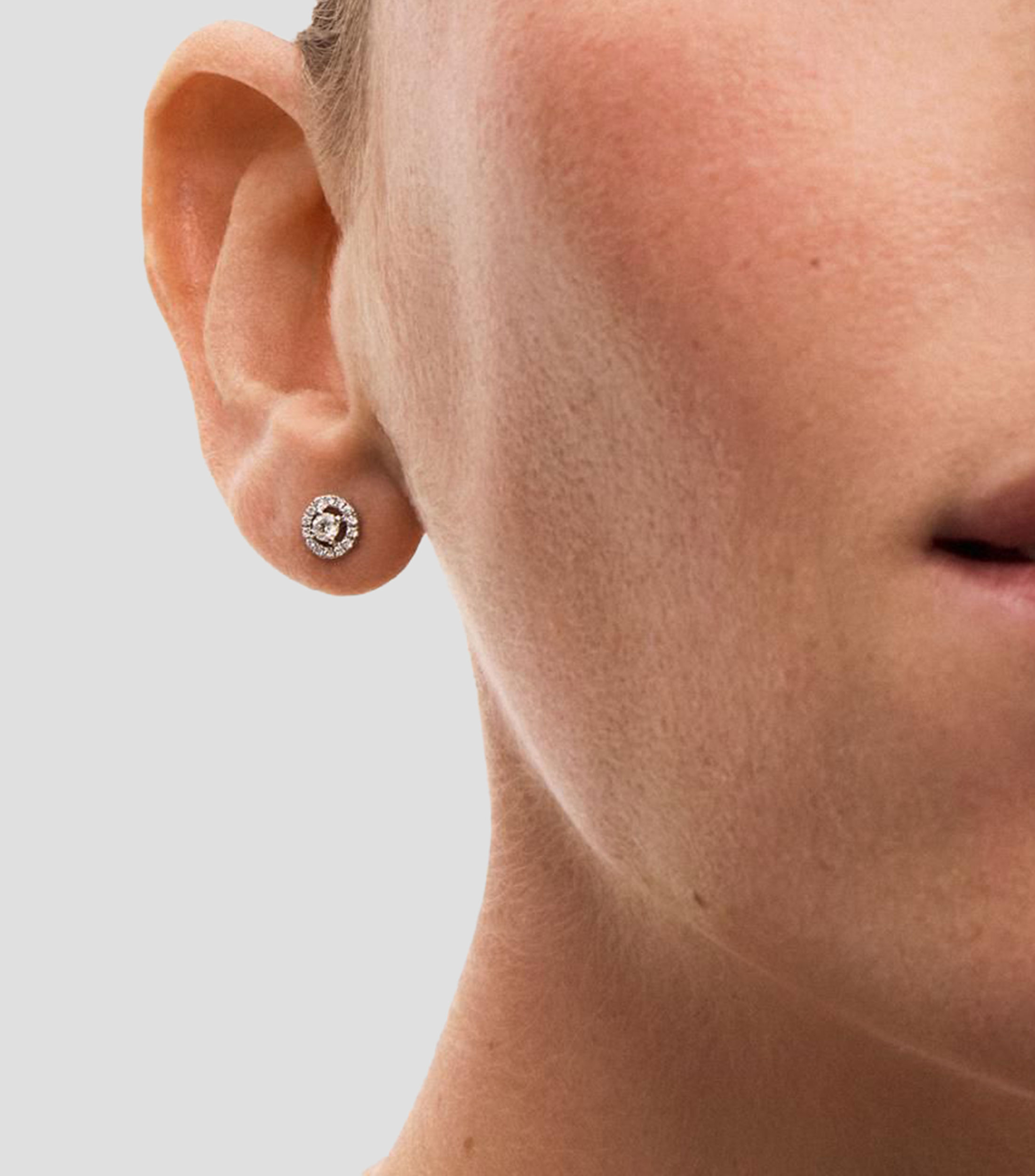 Aretes en Oro blanco de 18 Kilates con diamante solitario y orla de diamantes Grace Mujer