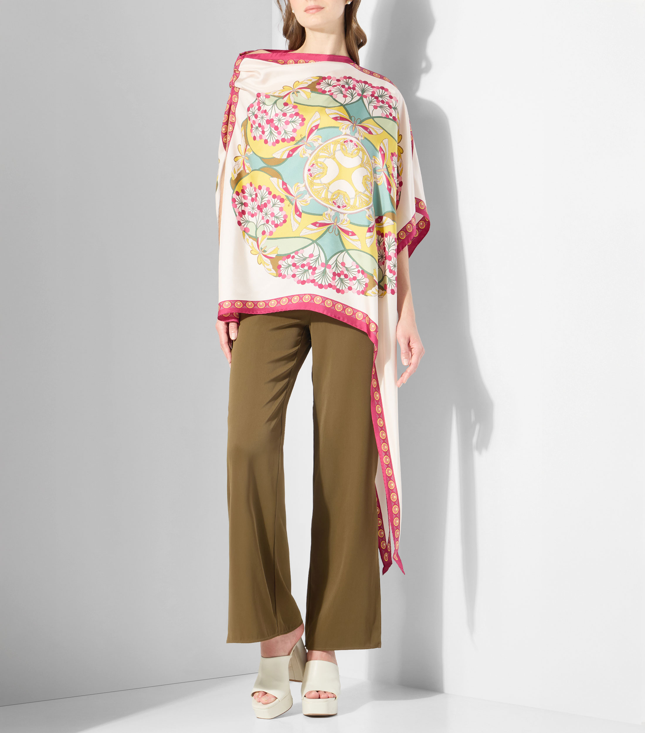 Blusa tipo foulard estampada con manga corta Mujer