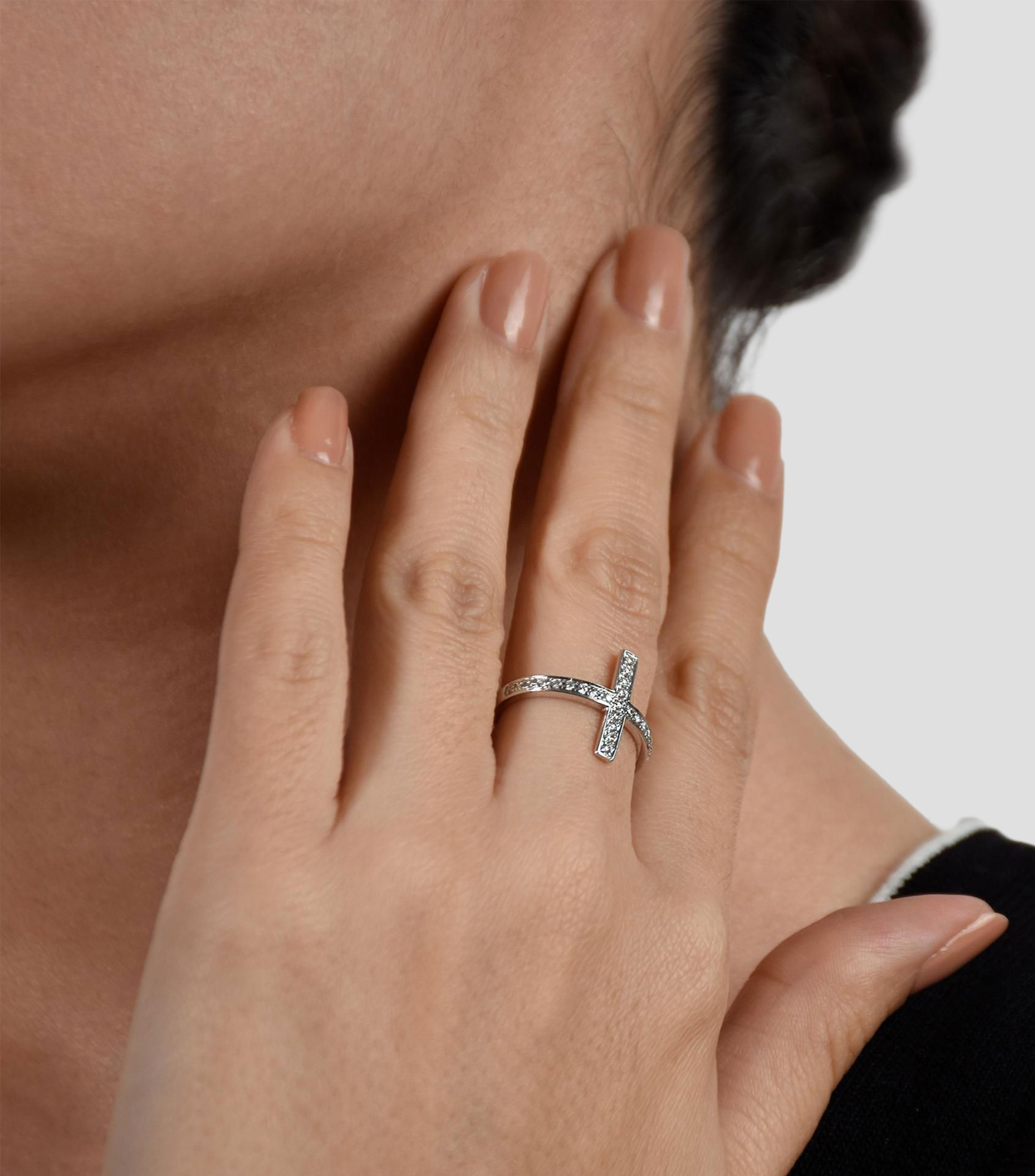 Anillo en oro blanco de 14 kilates con diseño de cruz e incrustación de diamantes naturales Mujer