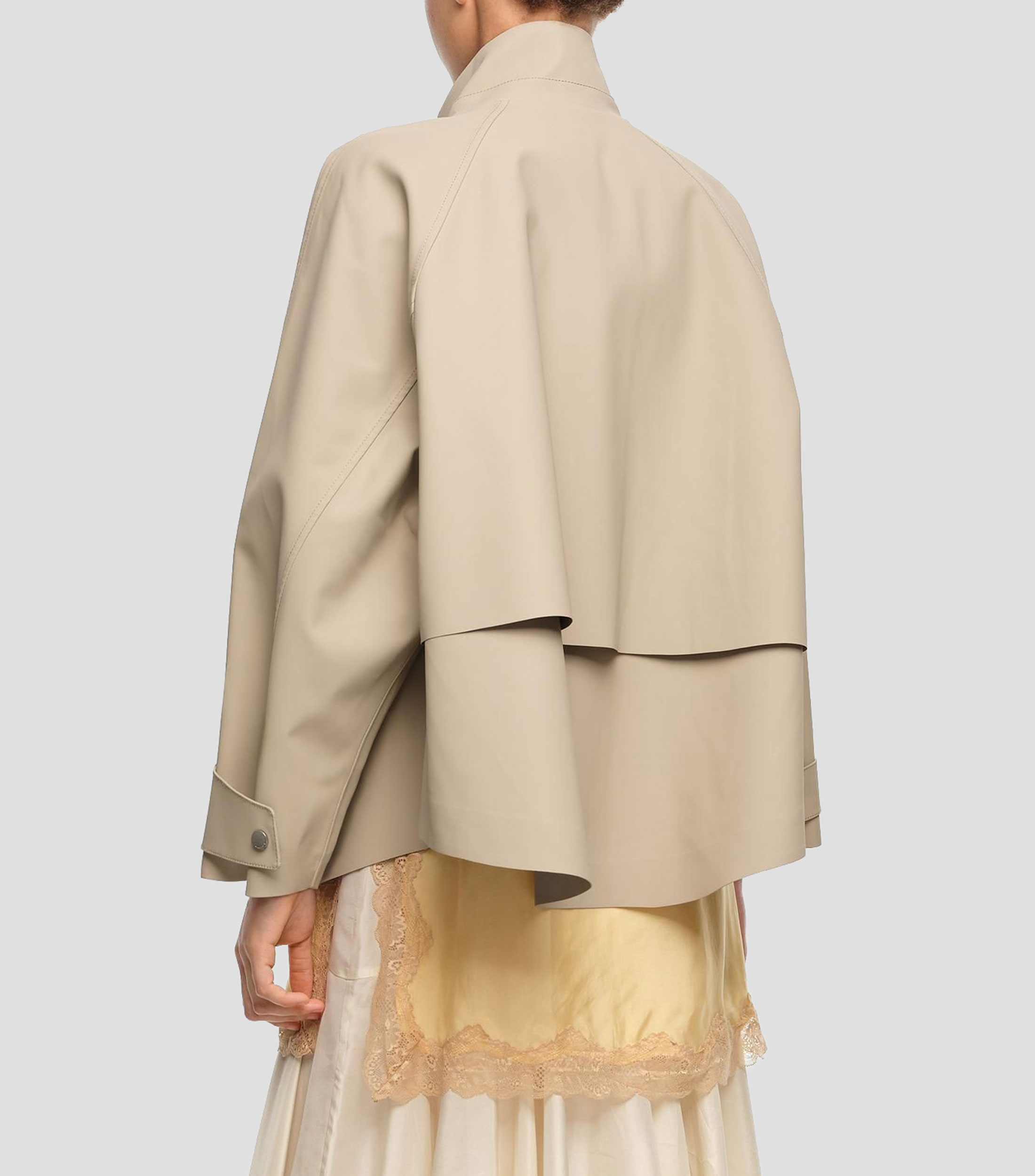 Gabardina corta cuello subido engomada camel Mujer