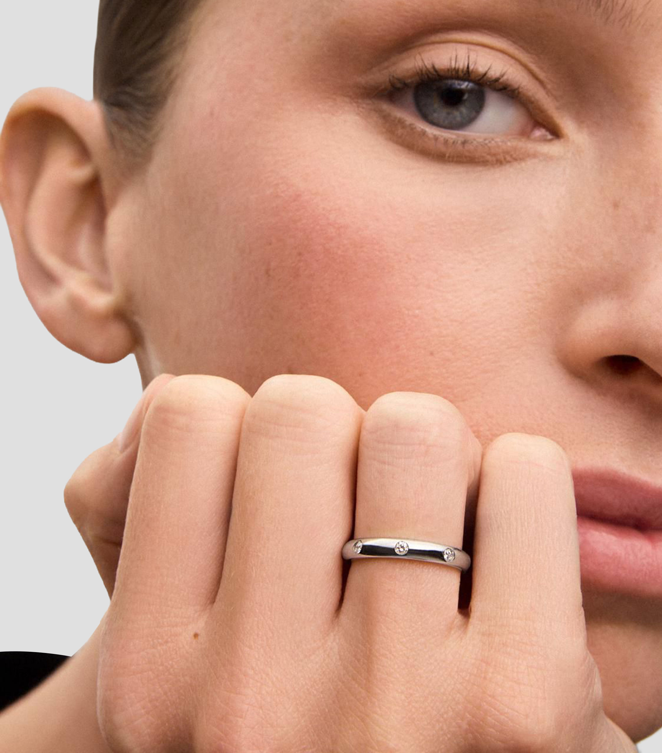 Anillo en Oro blanco de 18 Kilates con 3 diamantes en talla brillante Mujer