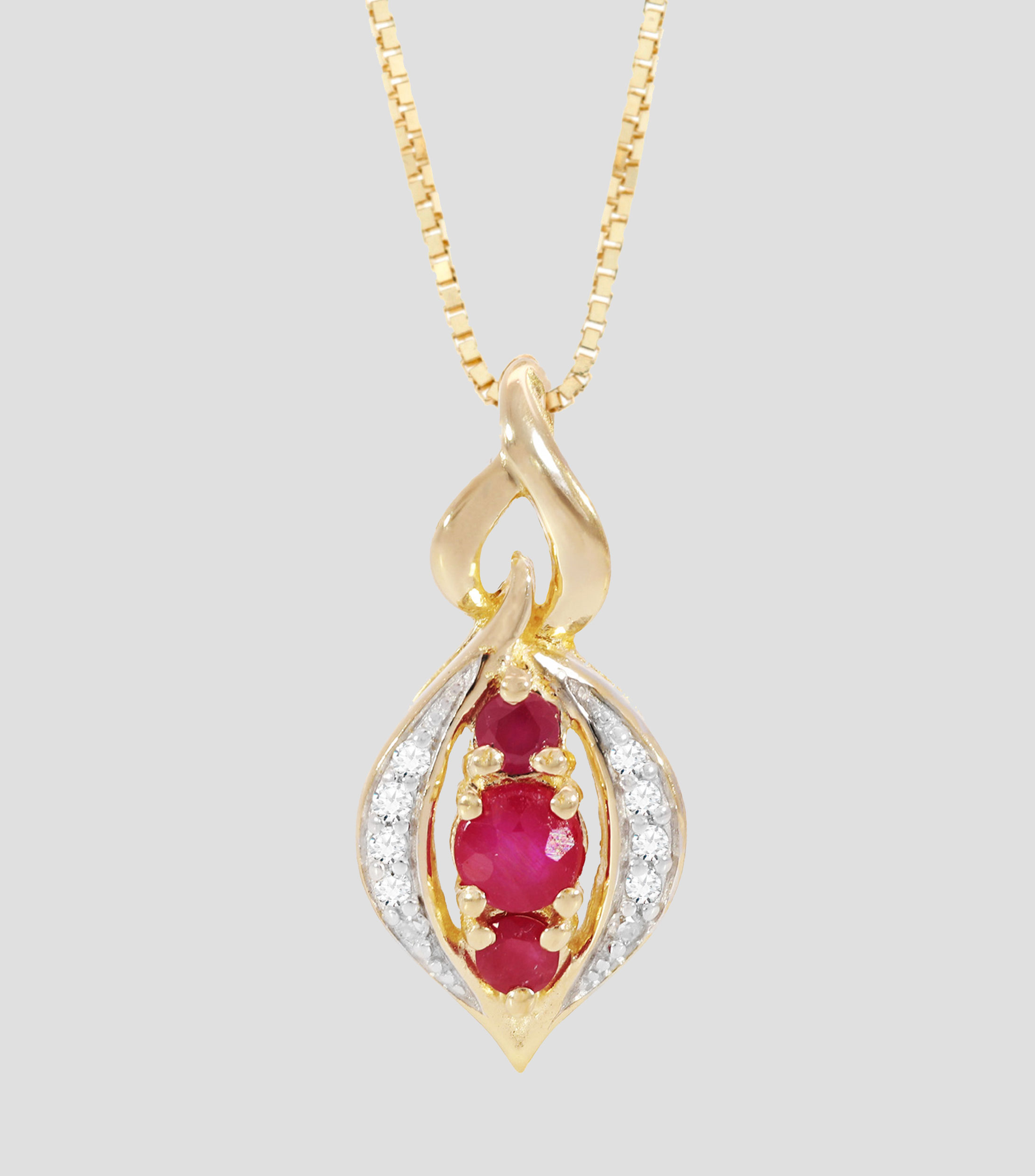 Dije con cadena en oro amarillo de 14 kilates con rubís y diamantes Mujer