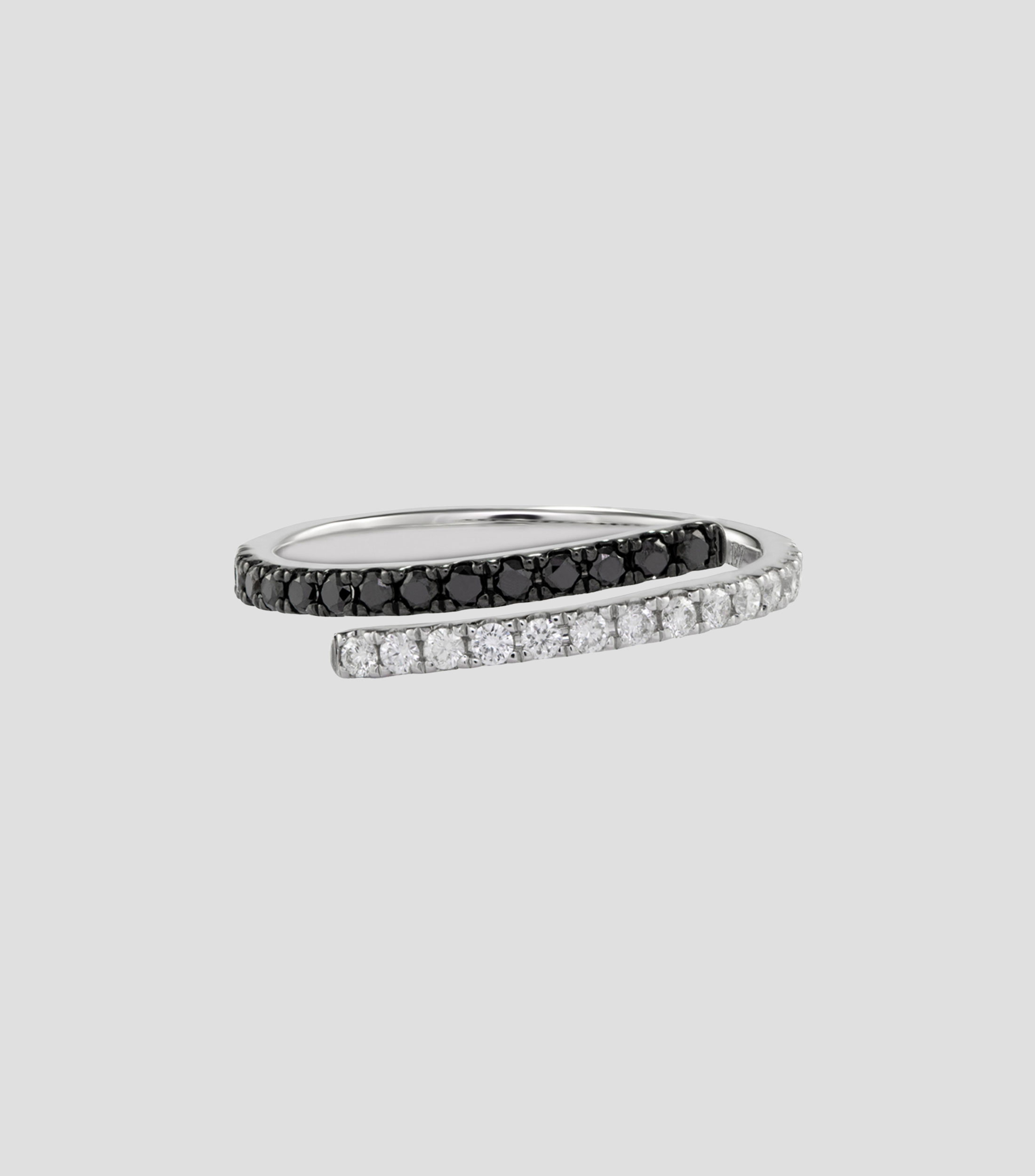 Anillo en Oro blanco de 18 Kilates con diamantes blancos y diamantes negros Mujer