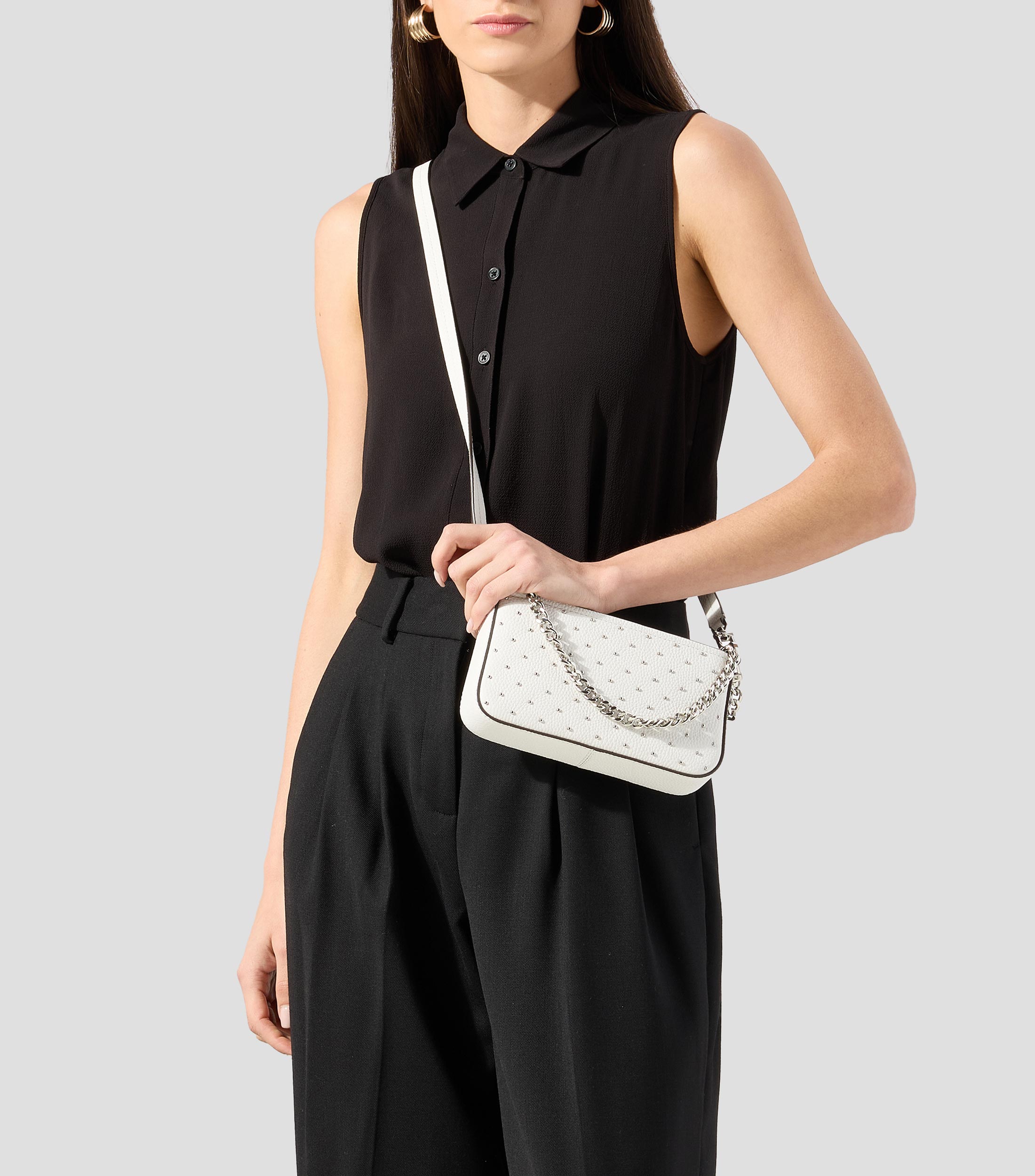 Bolsa crossbody Pouchette en piel con remaches Mujer