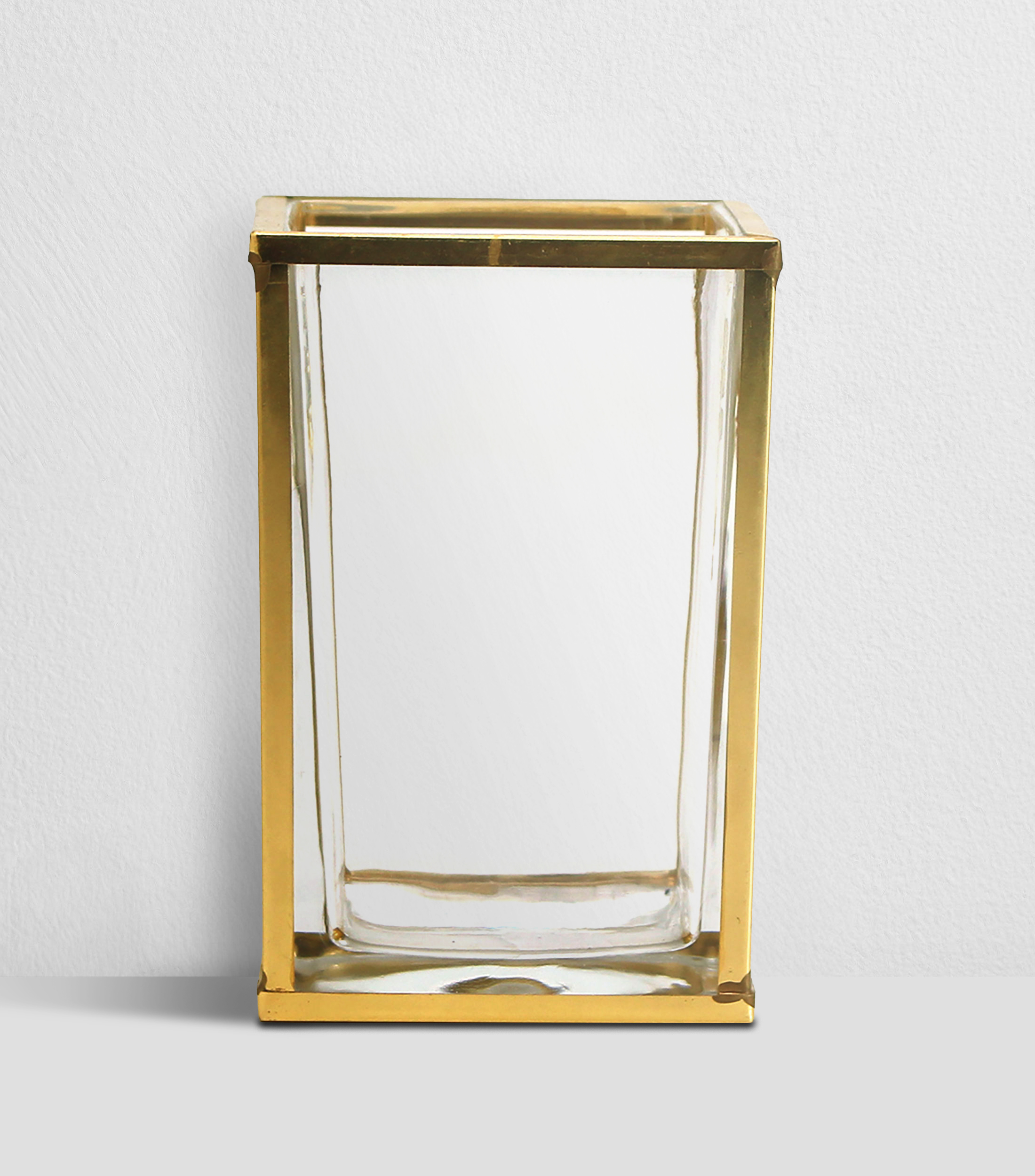 Vaso para baño con bordes dorados
