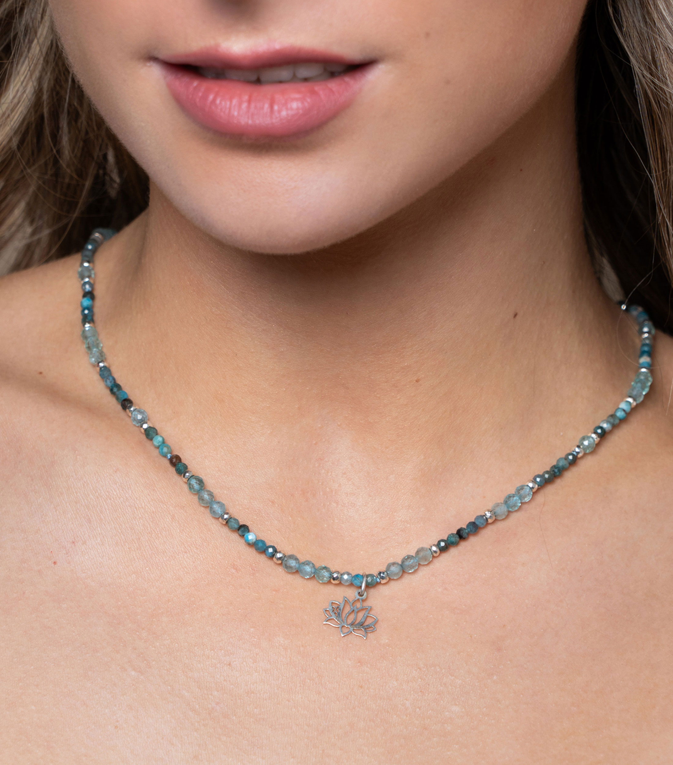 Collar en plata Loto Zen con apatita Mujer