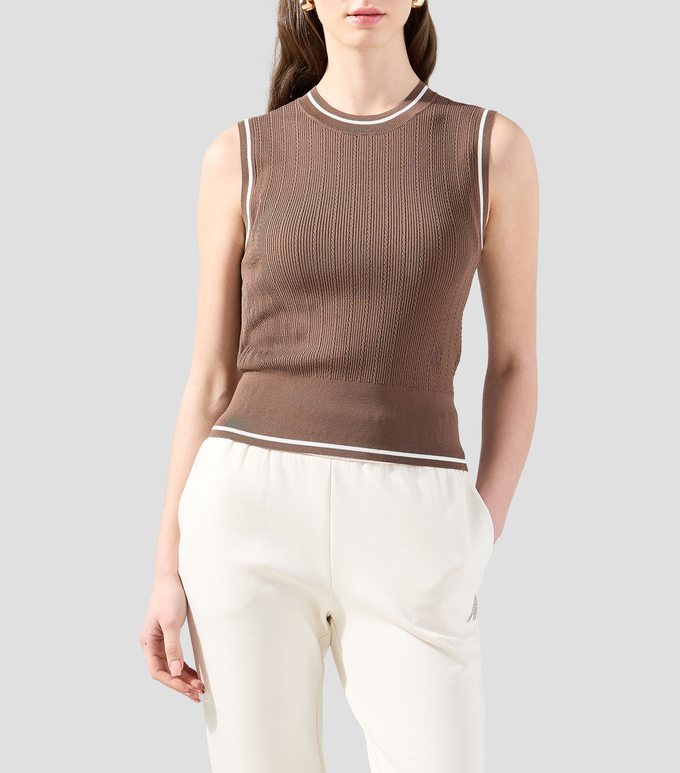 Playera cuello redondo sin mangas lisa Mujer