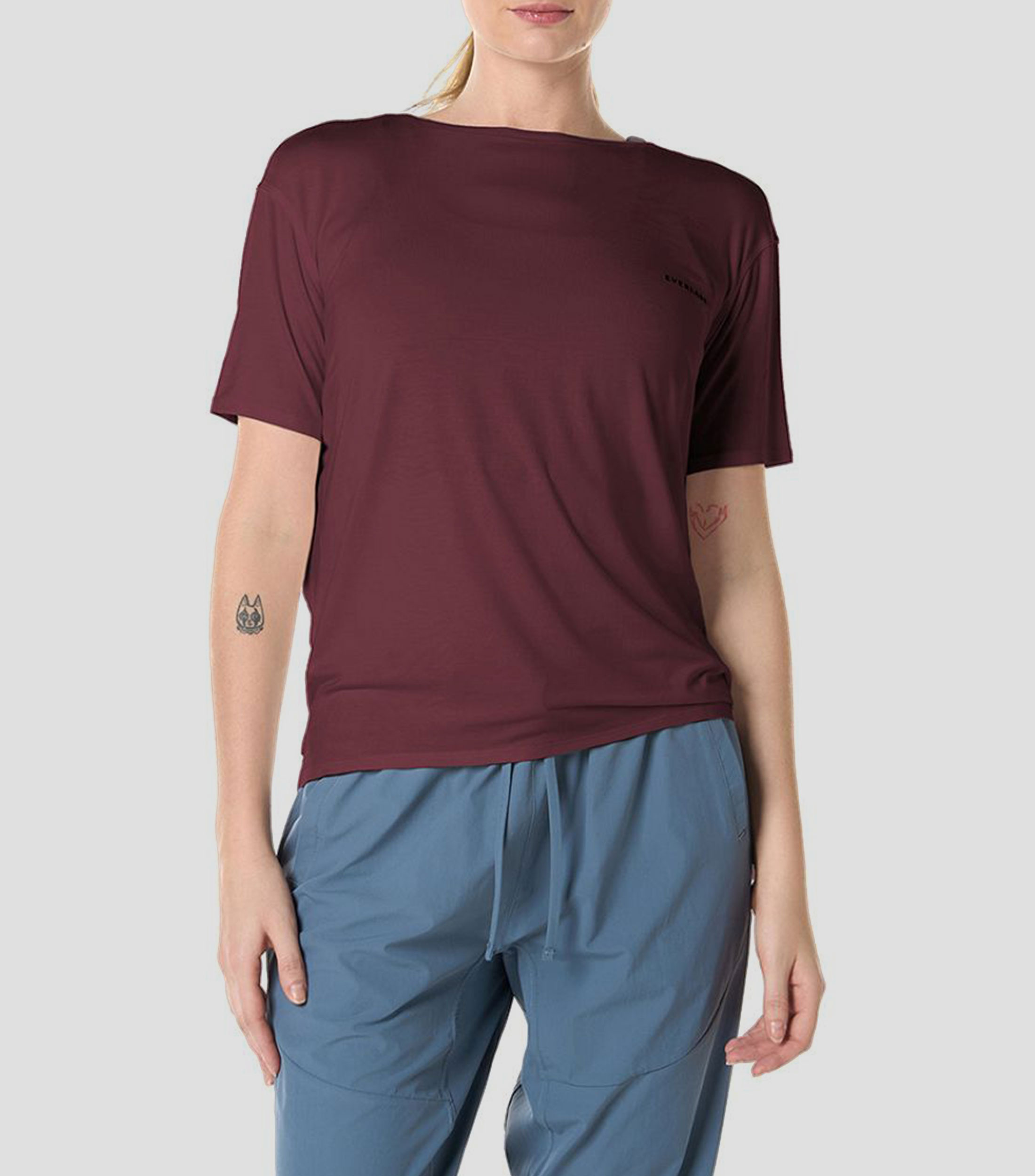 Playera para entrenamiento cuello barco manga corta lisa Mujer
