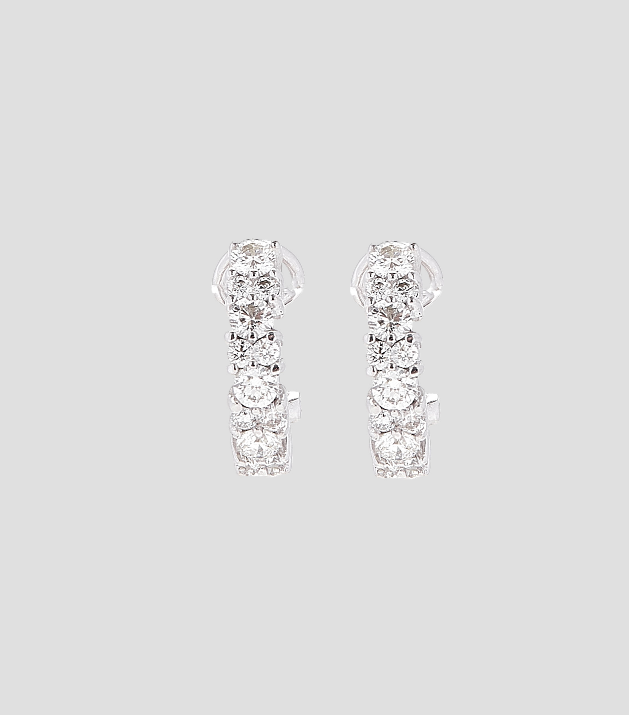 Aretes en oro blanco de 14 kilates de medio aro con brillantes Mujer