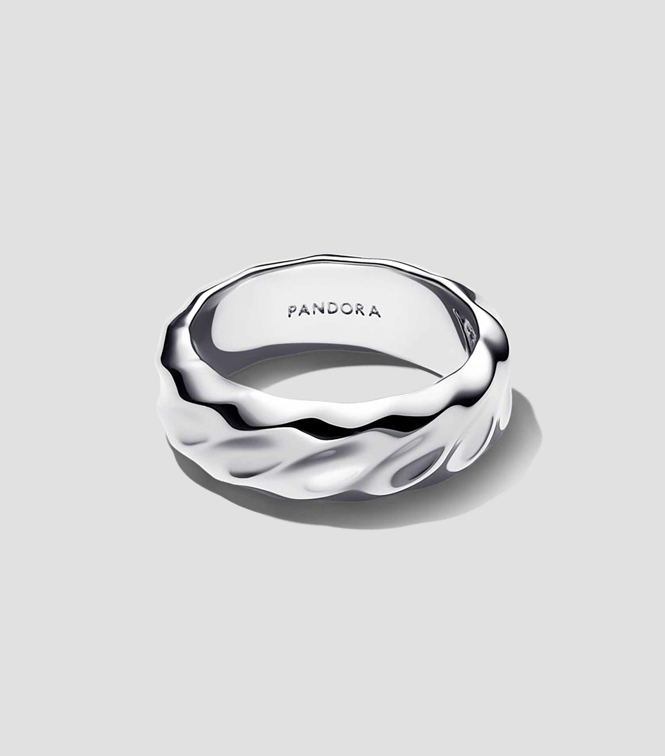 Anillo con Banda Ancha Ondulada Mujer