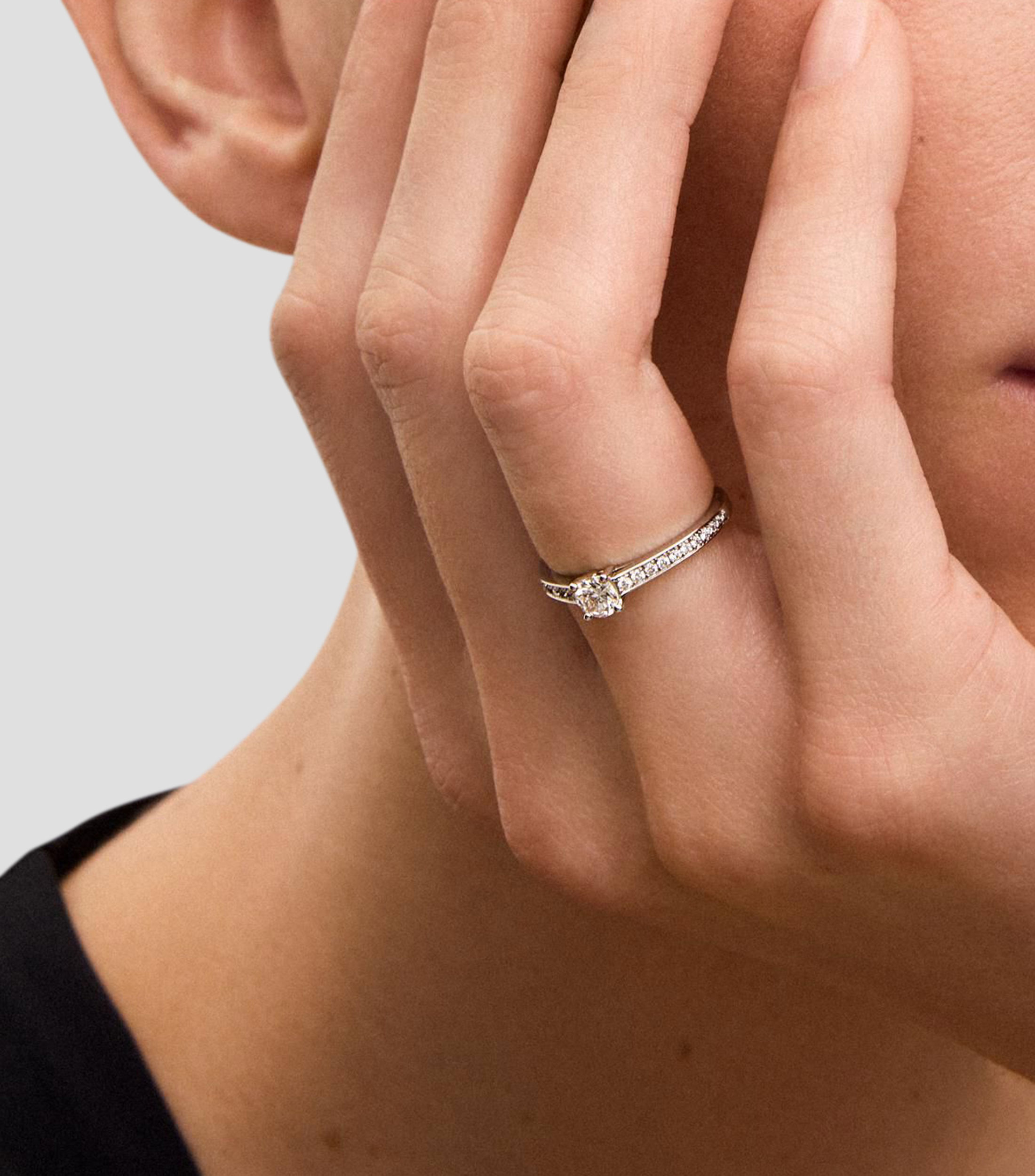 Anillo solitario en Oro blanco de 18 Kilates Compromiso con diamantes Mujer
