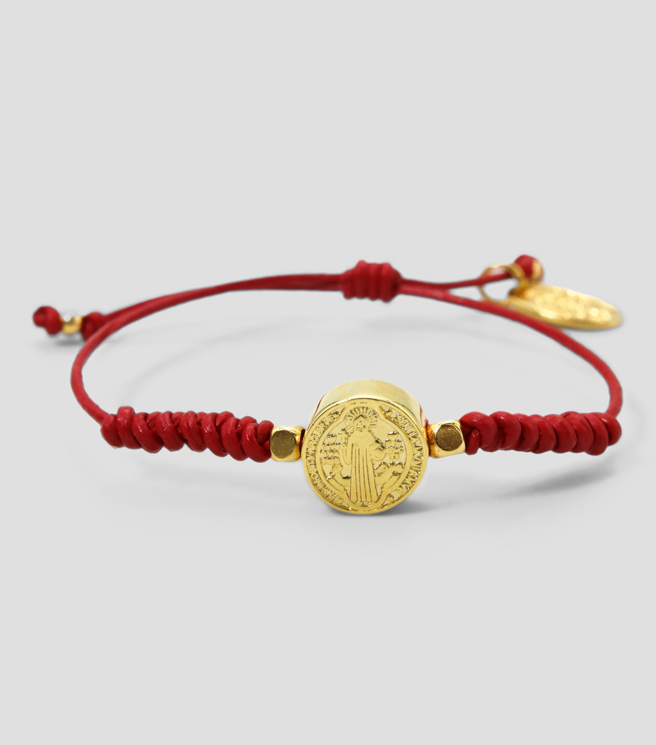 Pulsera roja con medalla de San Benito Nina