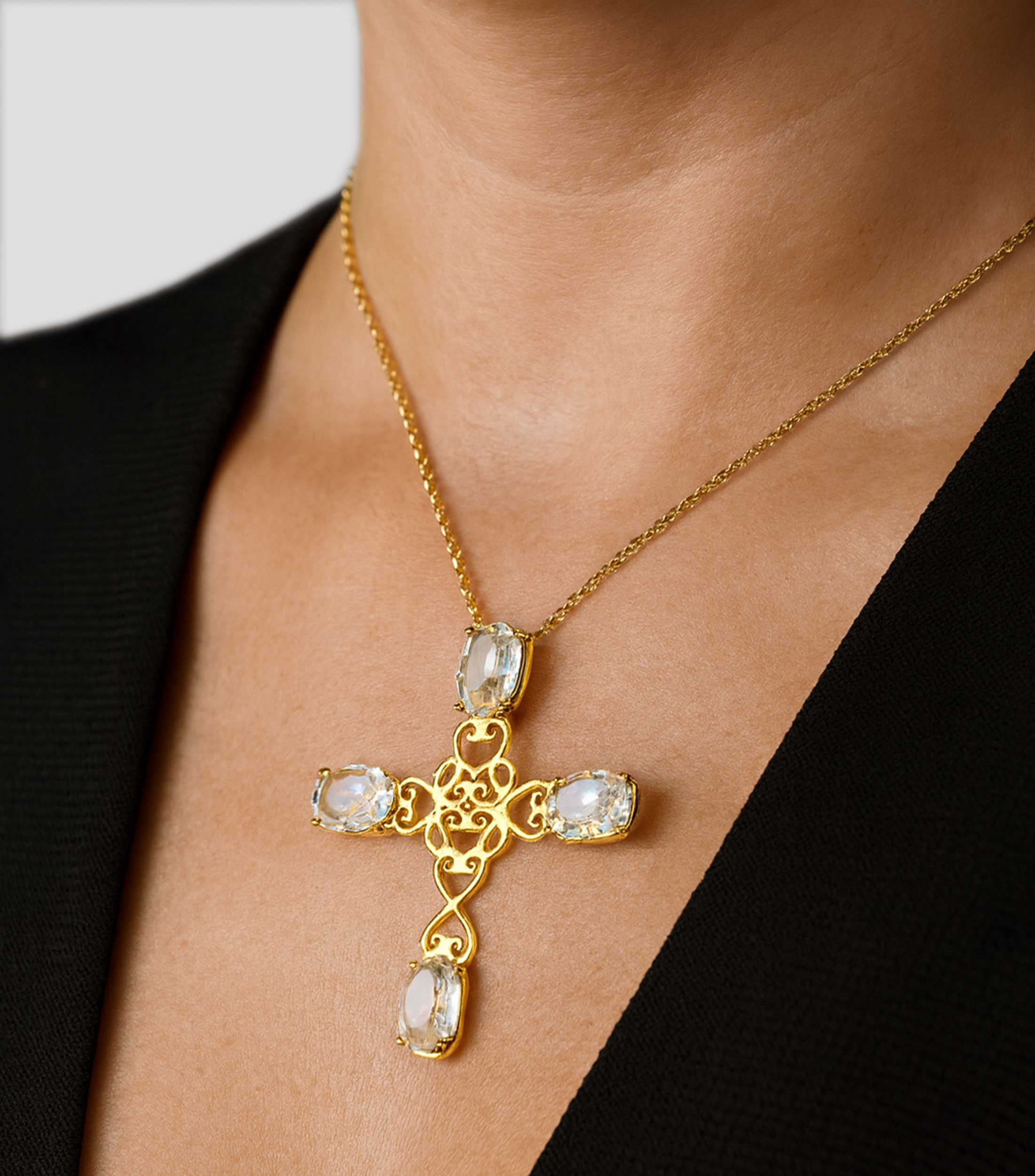 Dije en plata de cruz con cristal Mujer