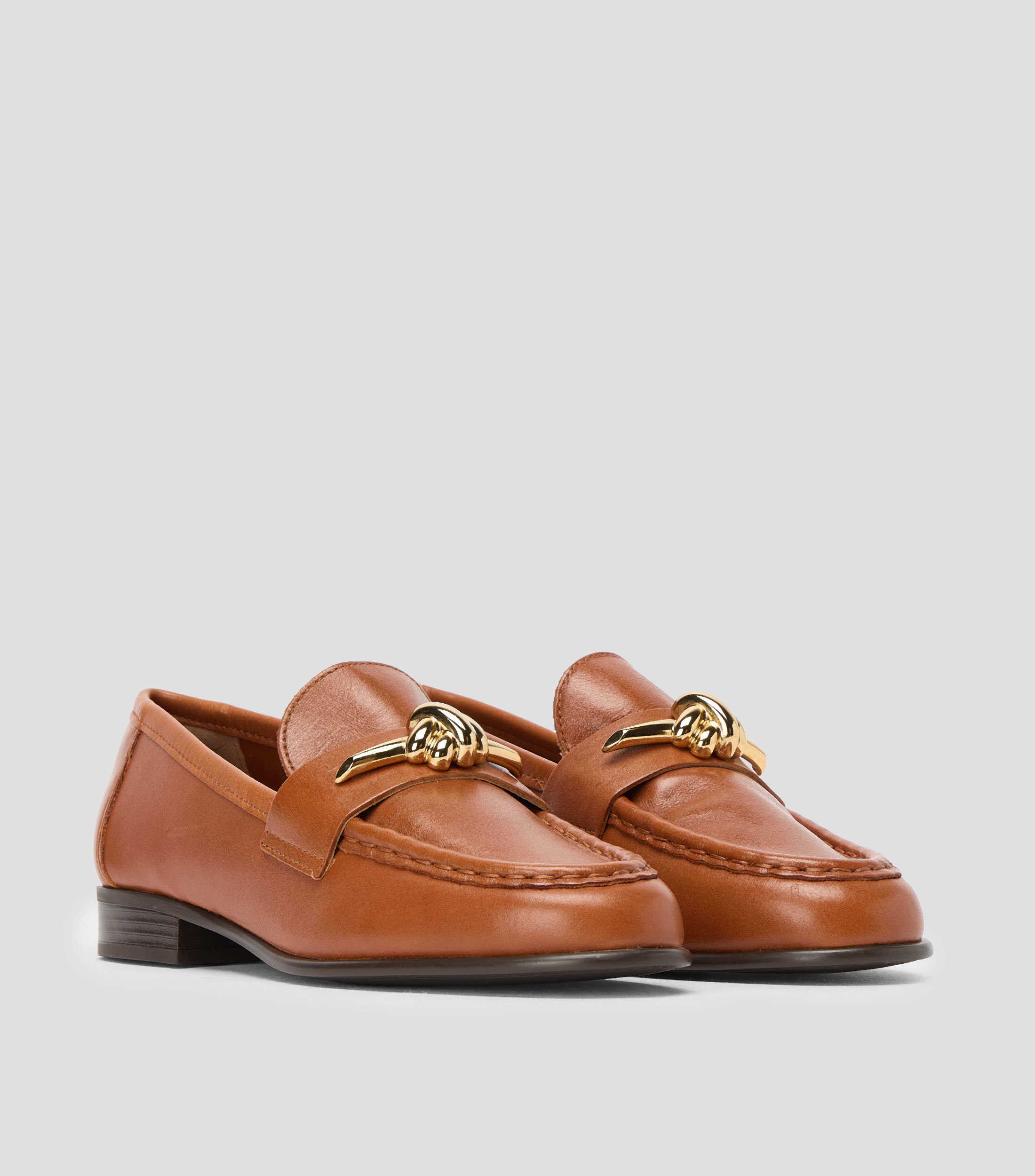 Mocasines planos en piel con detalle metálico Mujer
