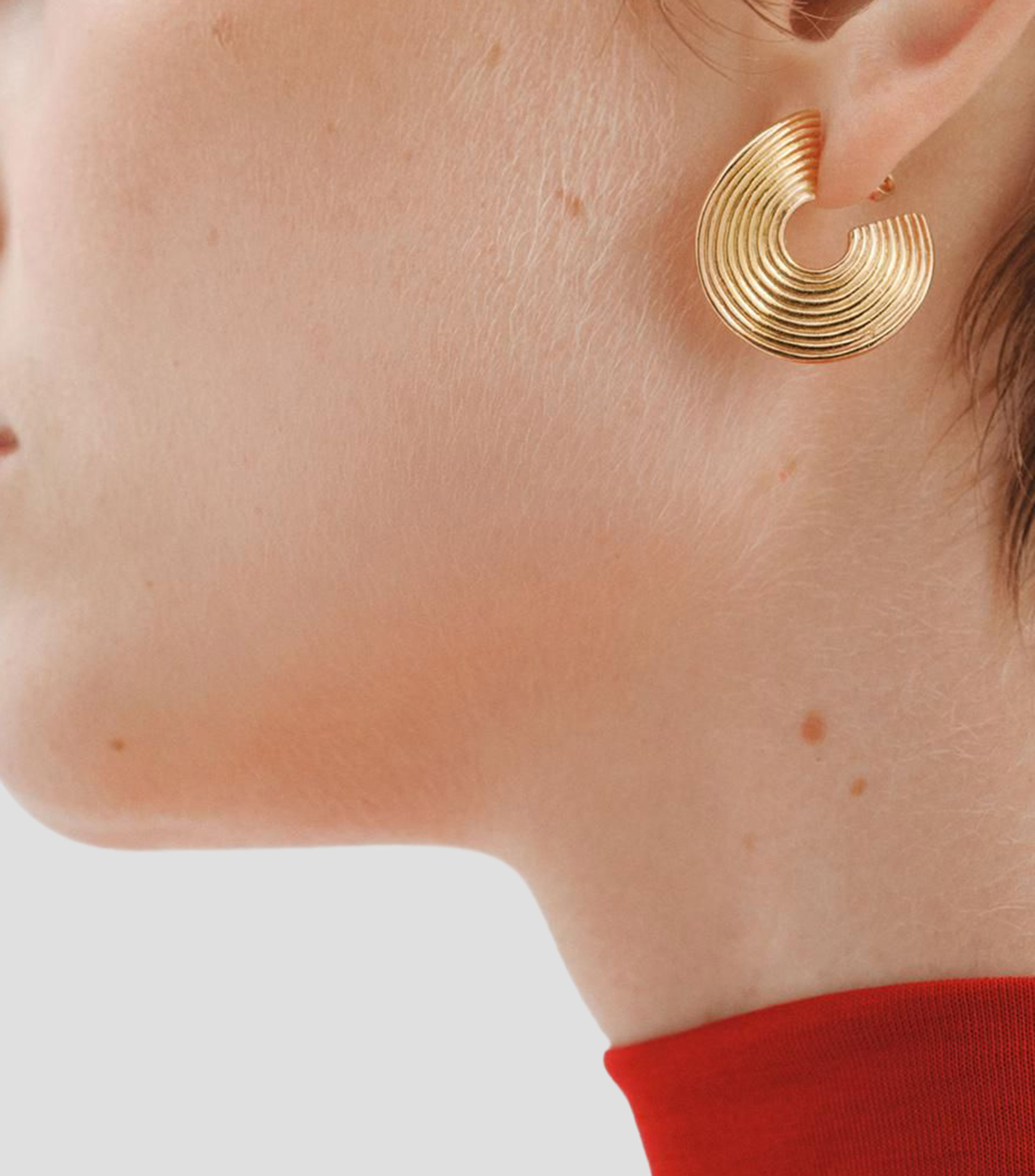Pendientes en plata .925 de aro mediano con relieve y forma irregular Kambio Mujer
