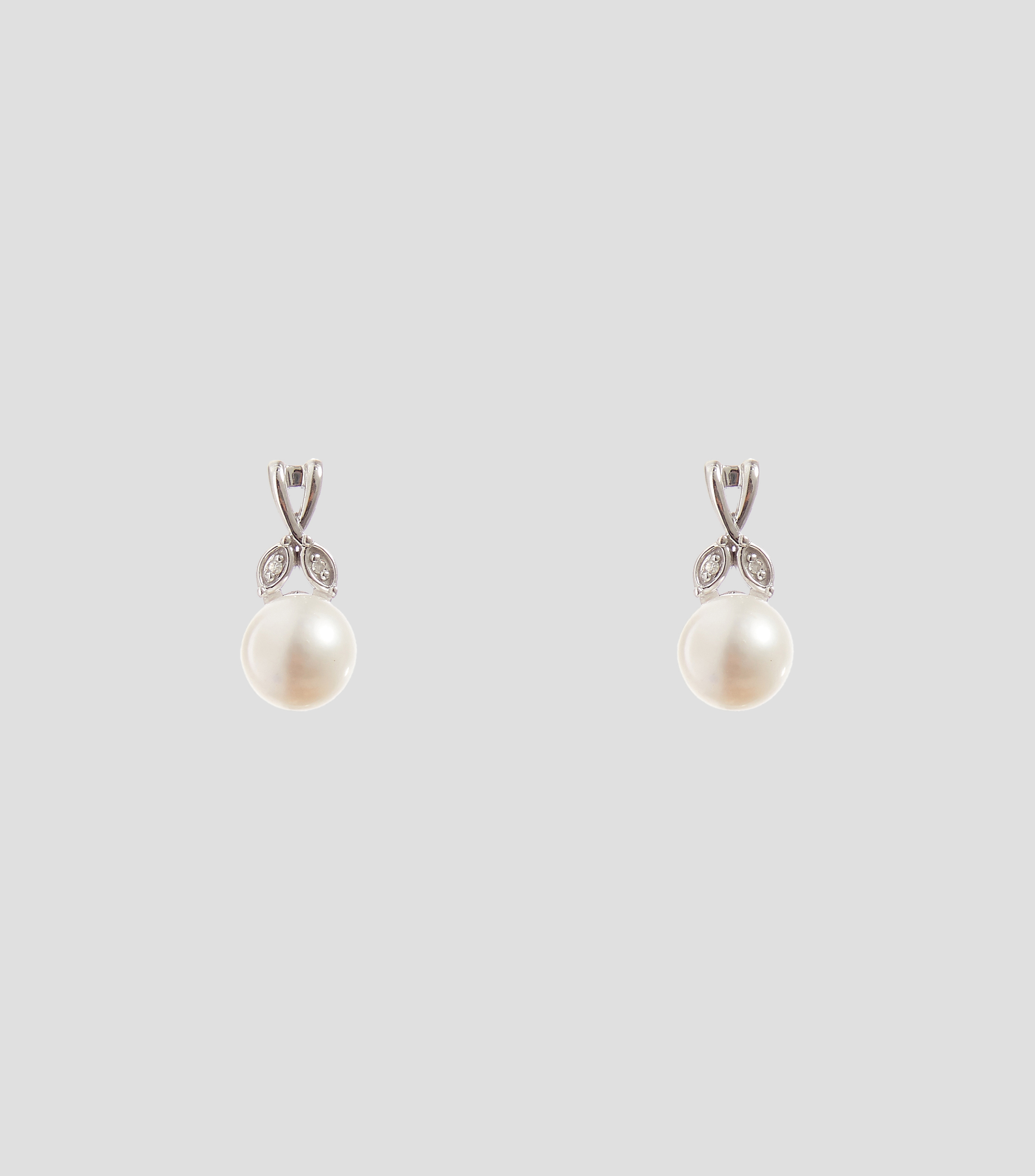 Aretes en oro blanco de 14 kilates con perla Mujer