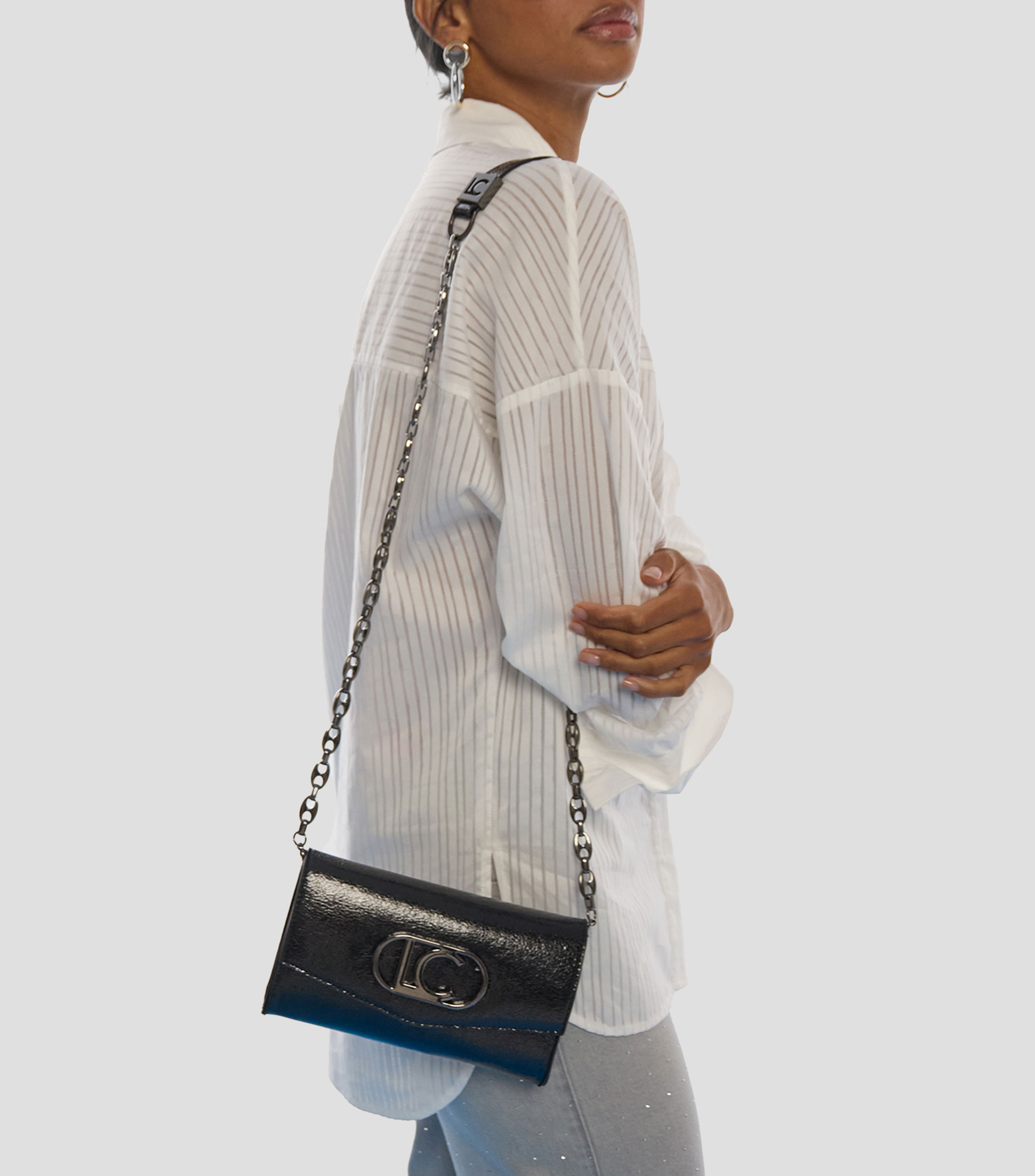 Bolsa crossbody lisa con detalle texturizado Mujer