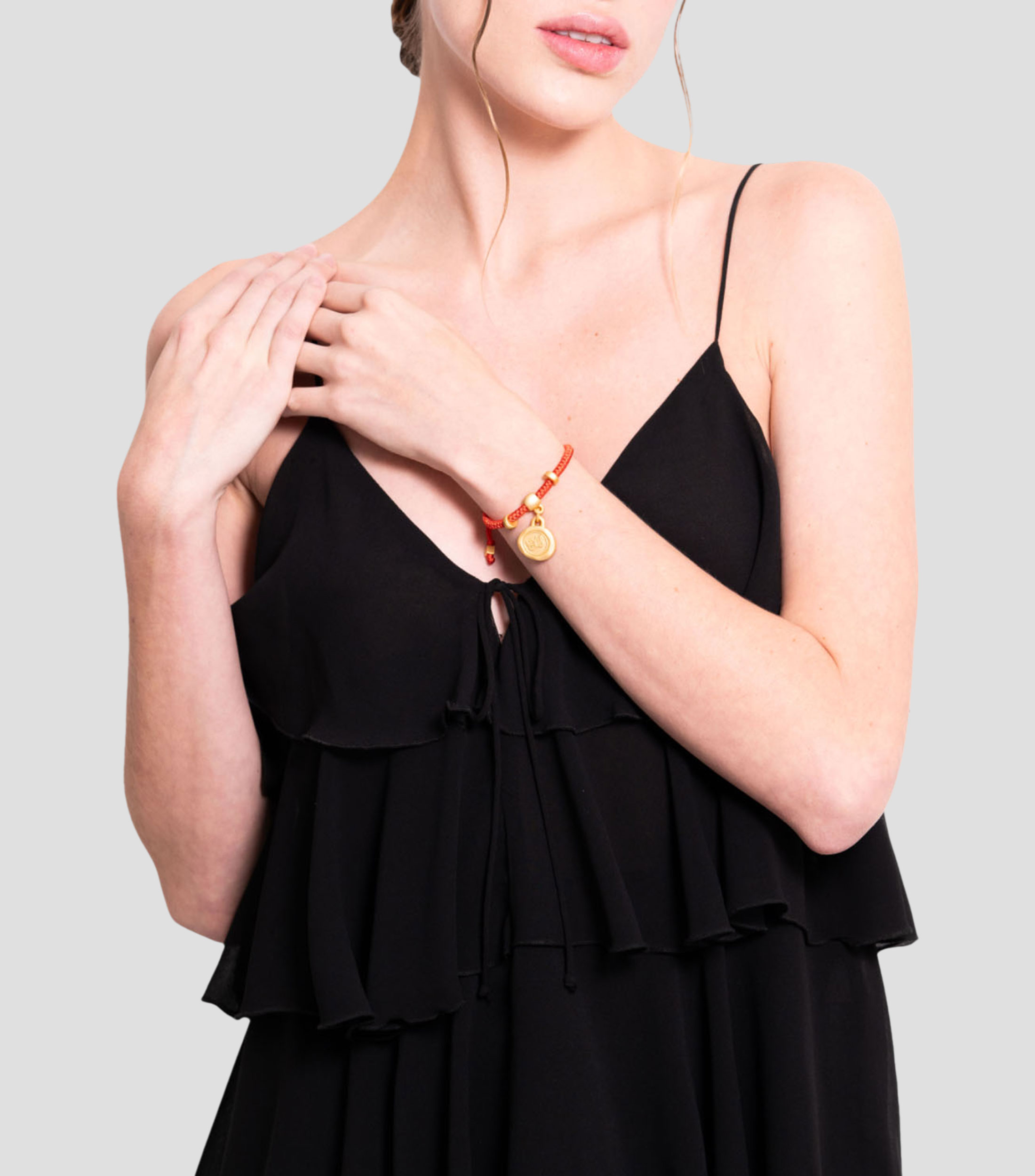 Brazalete rojo con dije de mariposa Mujer