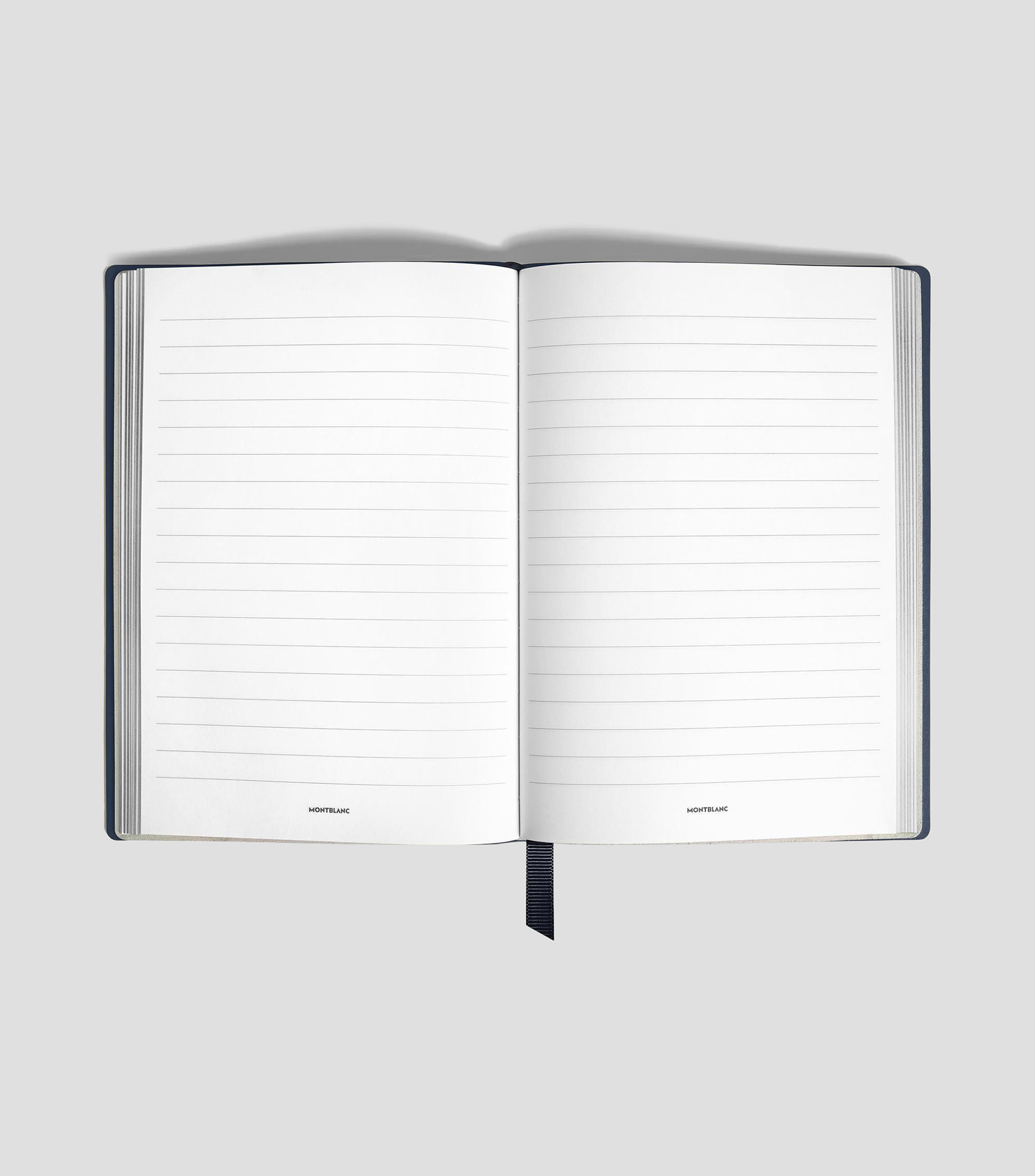 Cuaderno mediano con cubierta azul tinta y hojas rayadas