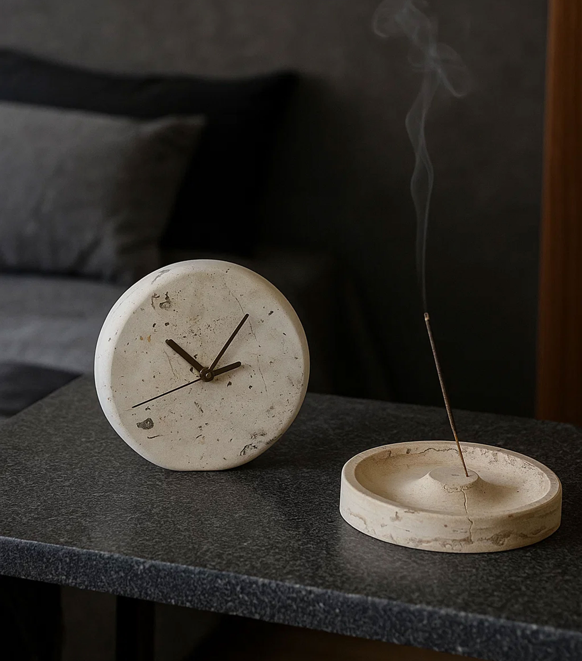 Figura Decorativa Reloj en marmol travertino