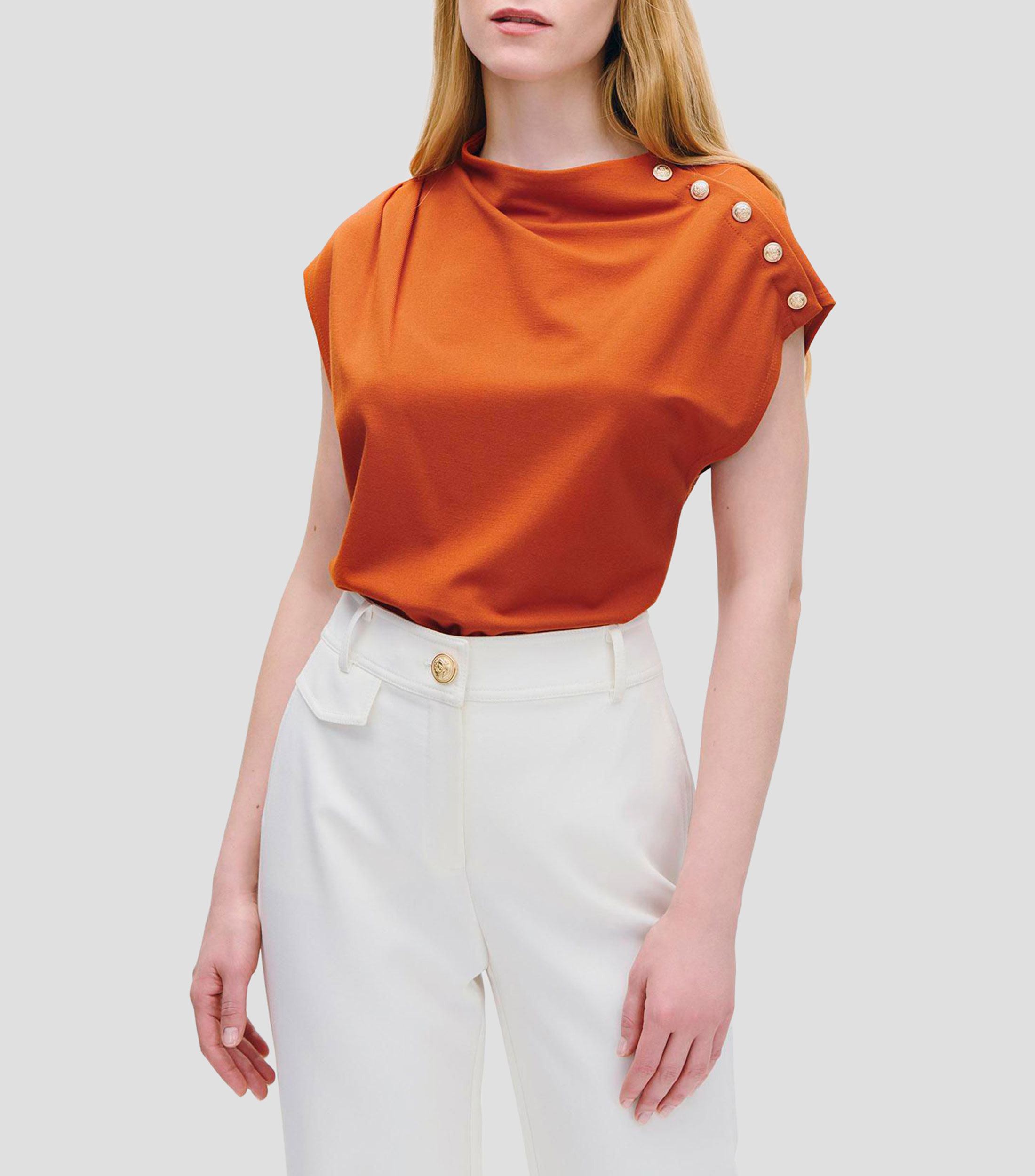 Blusa de Punto Ocre Cuello Alto Botones en Hombro Mujer