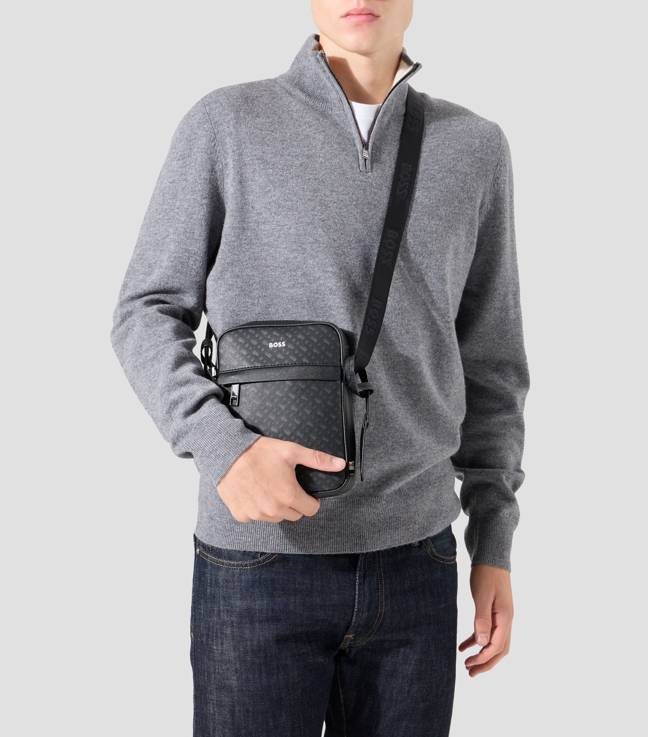 Bolso messenger con monograma y logotipo metalizado en relieve Hombre