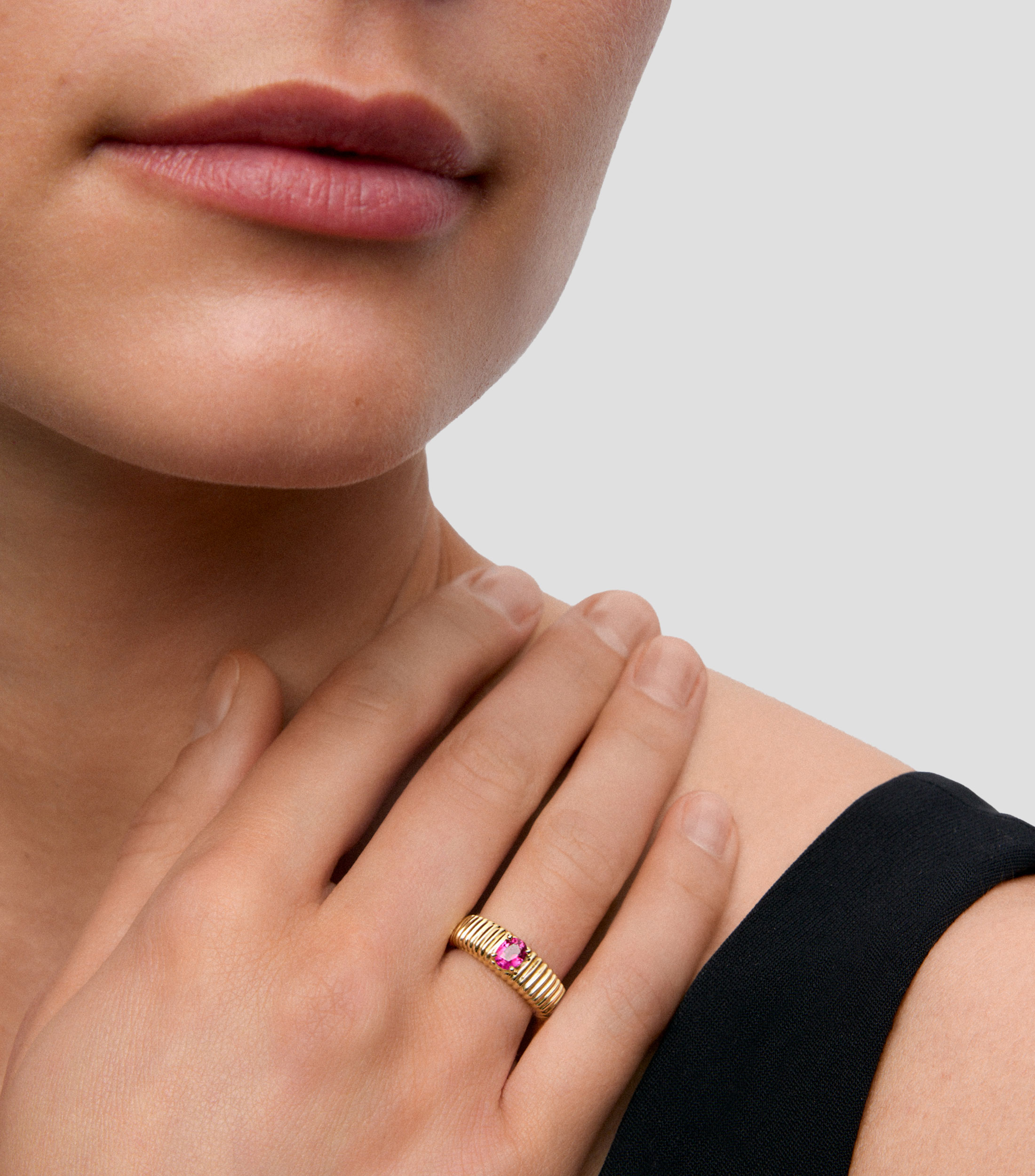 Anillo en Oro amarillo de 18 Kilates Gallón con rubí Mujer