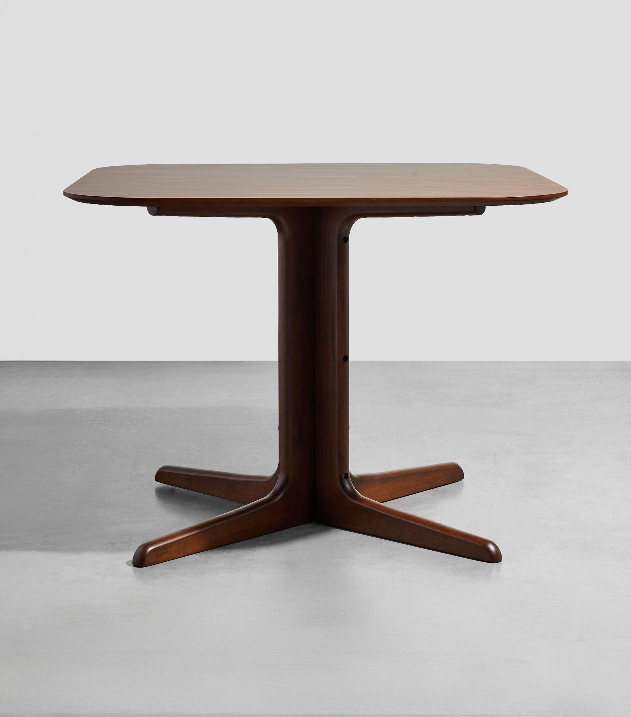 Mesa cuadrada Ness en madera de nogal café