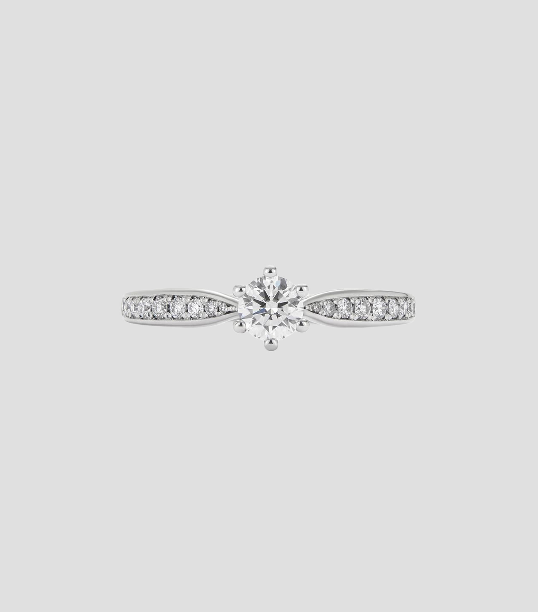 Anillo solitario en Oro blanco de 18 Kilates con diamante Mujer