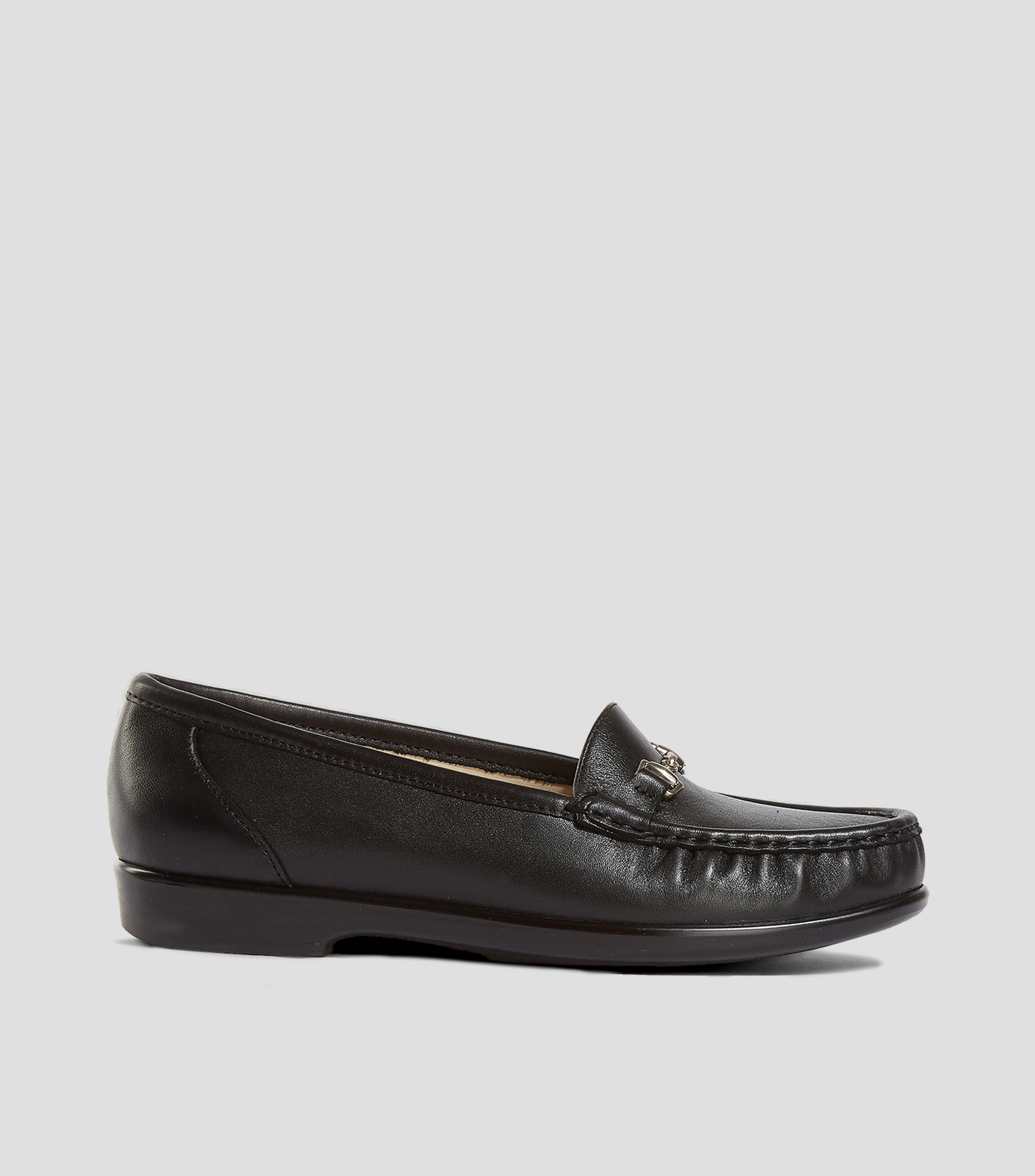 Mocasín Horma mediana, piel genuina negro mate, con detalle de hebilla metálica Mujer