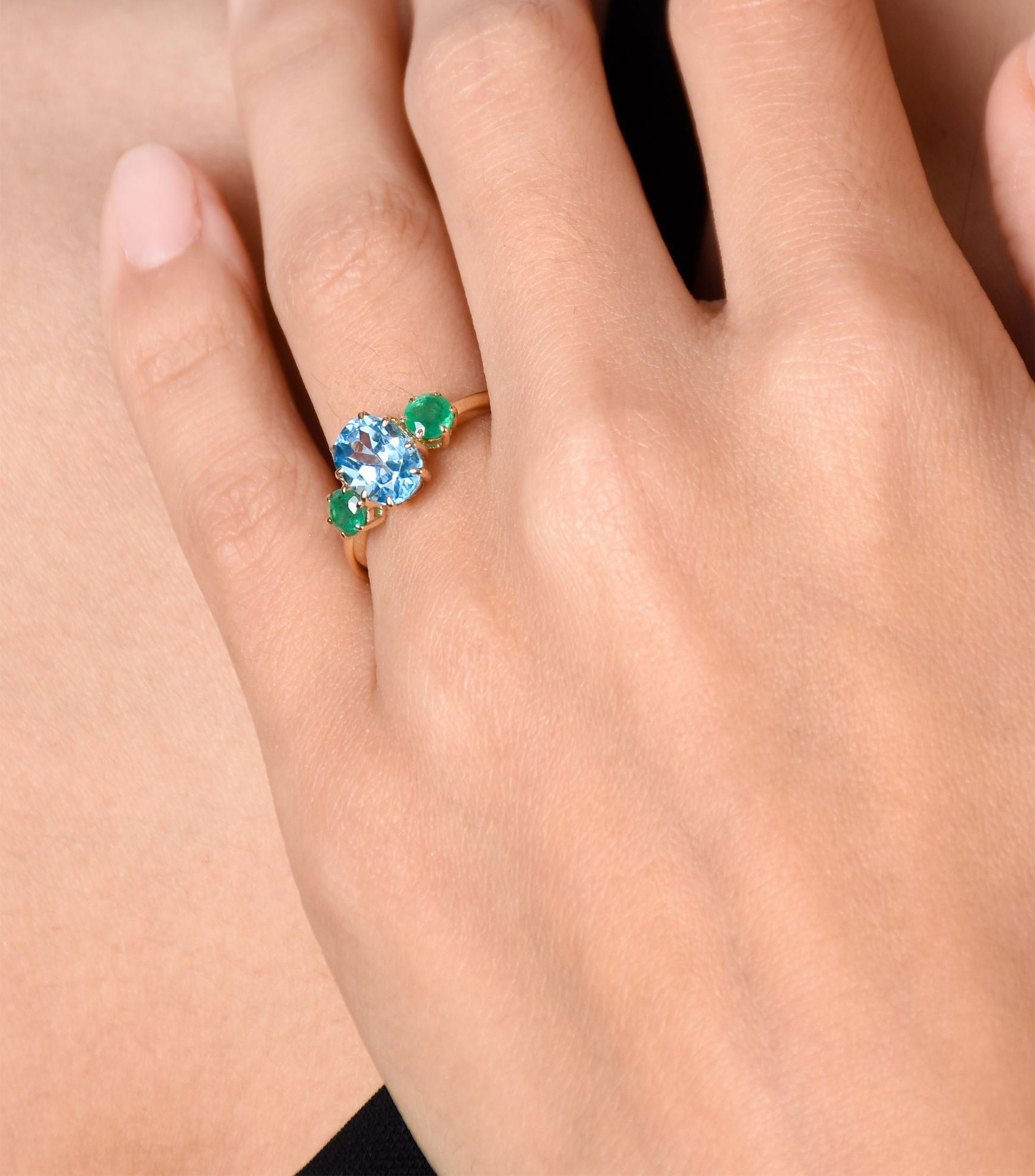 Anillo en Oro de 18 Kilates con Piedras Mujer