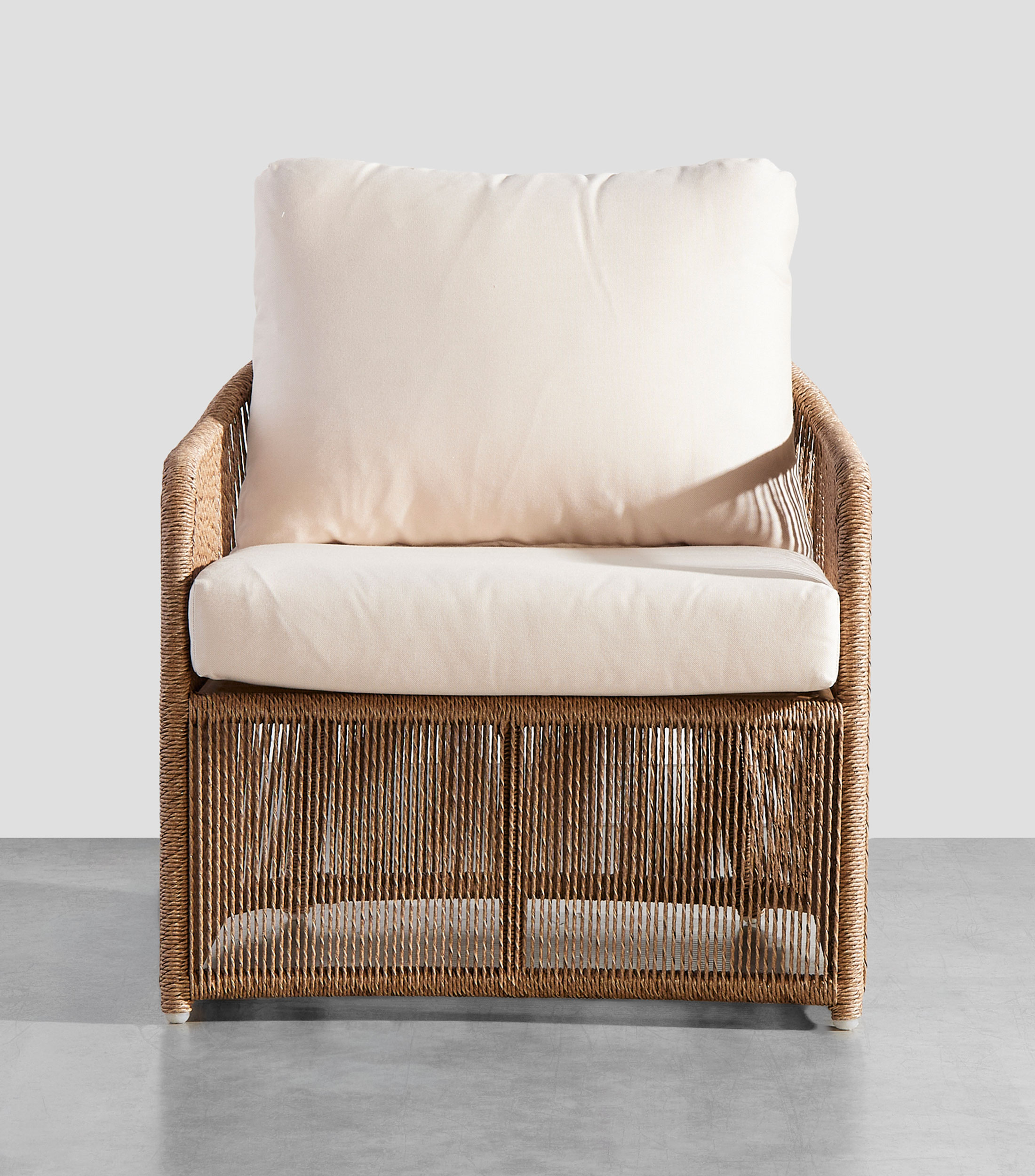 Sillón Calixto en tela y rafia beige