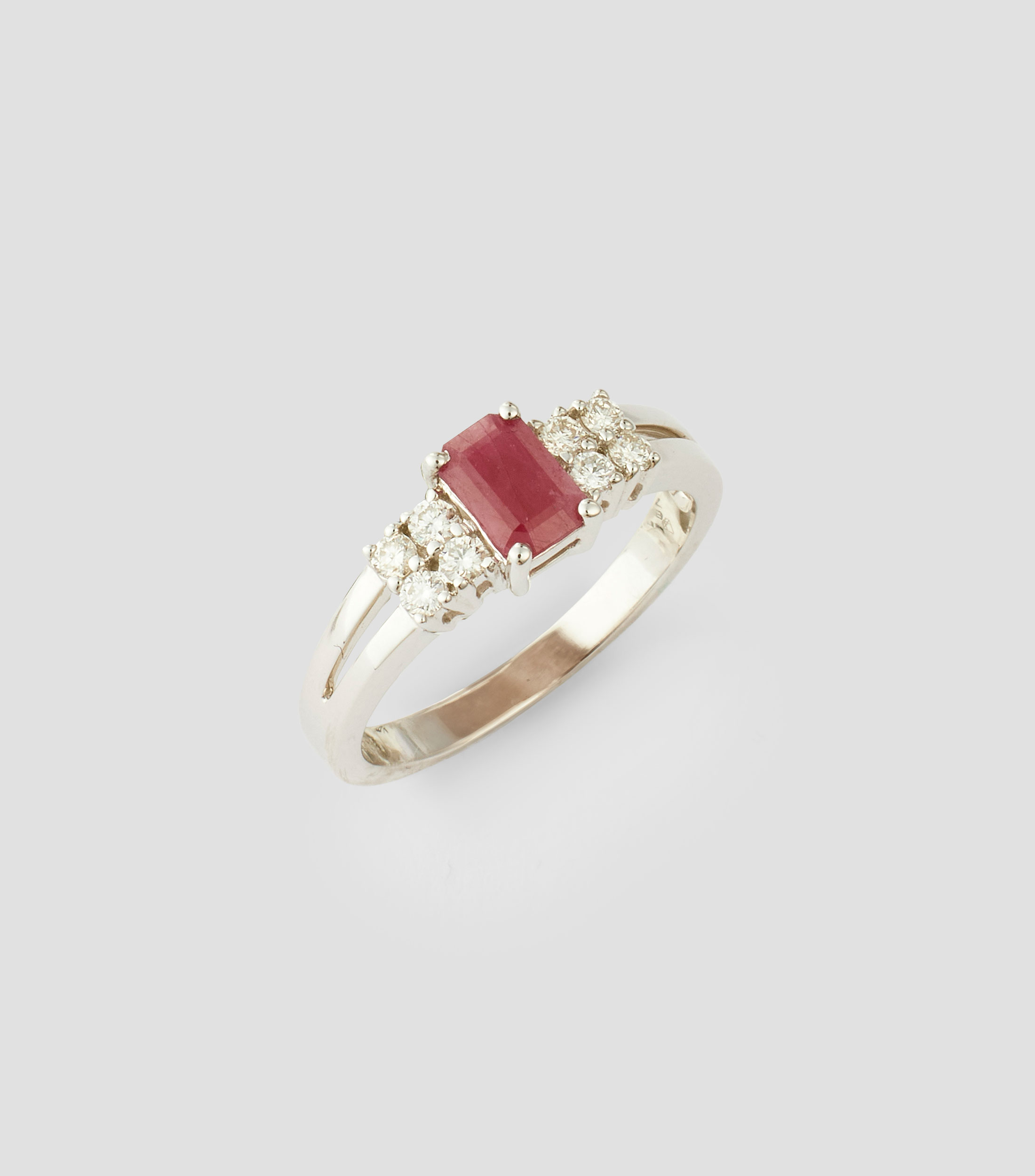 Anillo en oro blanco de 14 kilates con rubi y diamantes Mujer
