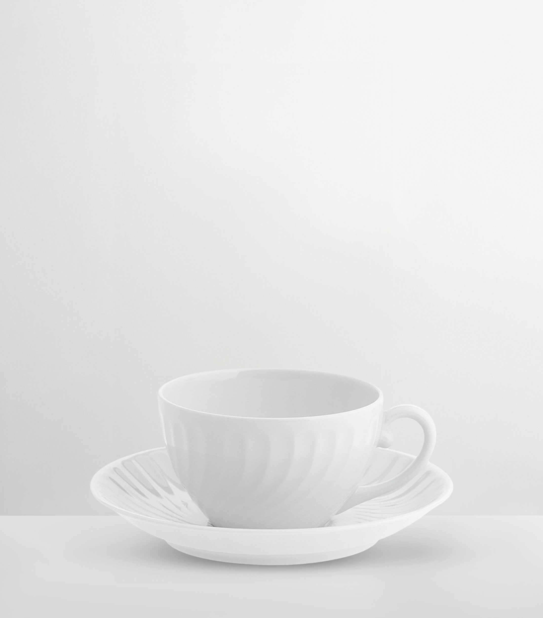 Taza para té con platillo Sagres blanca