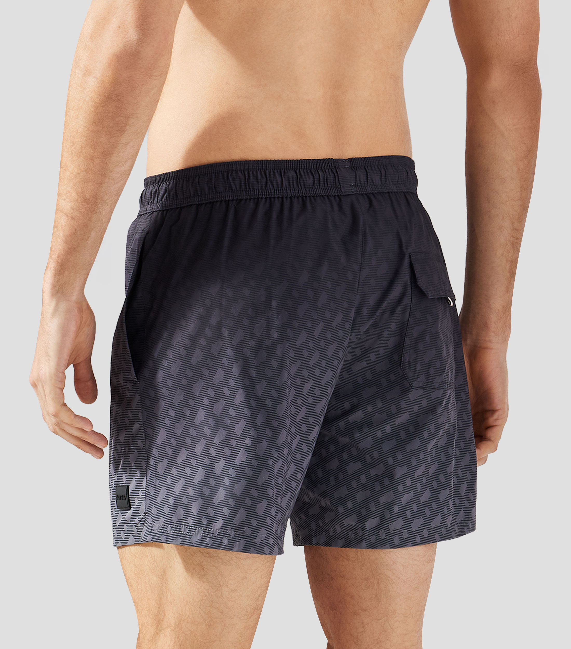 Traje de baño largo con insignia de logo y estampado de monogramas en degradado Hombre