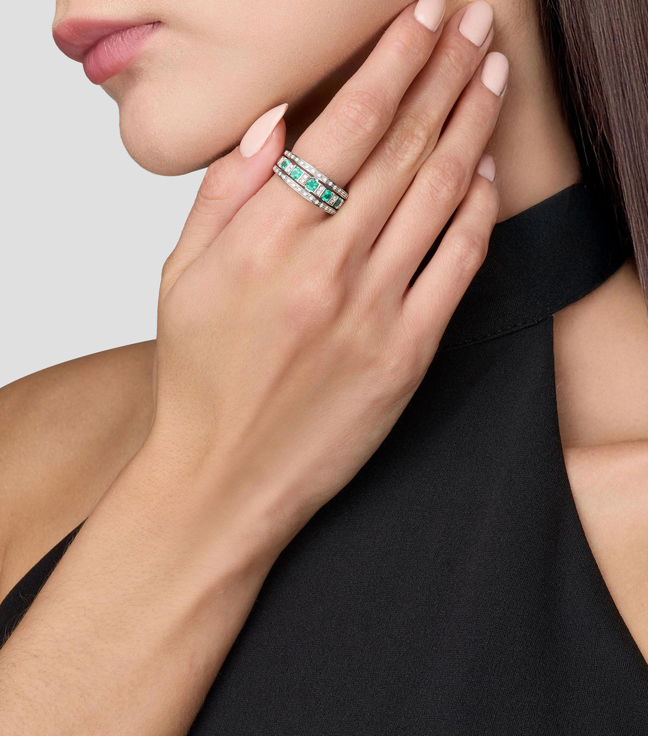 Anillo en oro blanco de 18 kilates Belle Époque con diamantes y esmeraldas Mujer