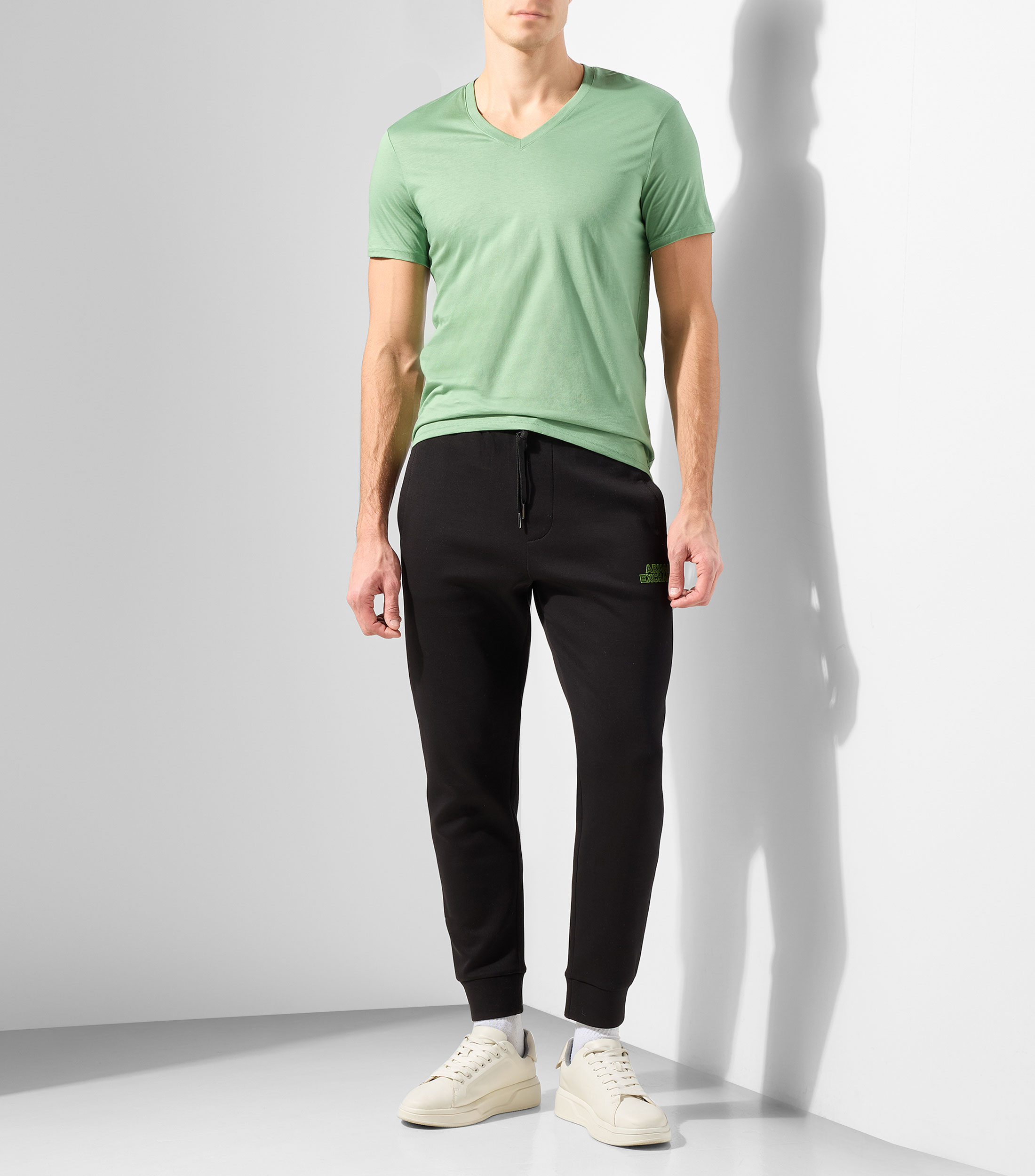 Playera cuello V manga corta lisa Hombre