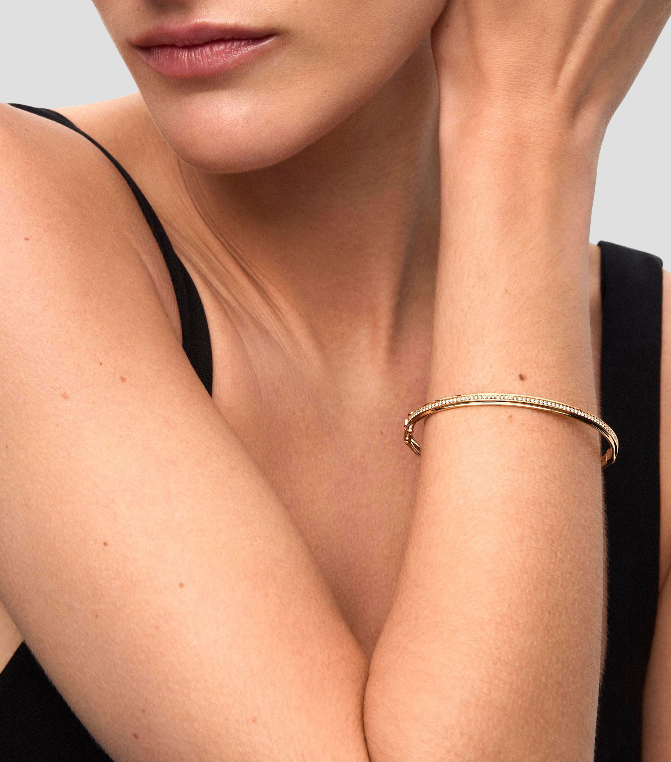 Brazalete rígido en Oro amarillo de 18 Kilates con diamantes Mujer