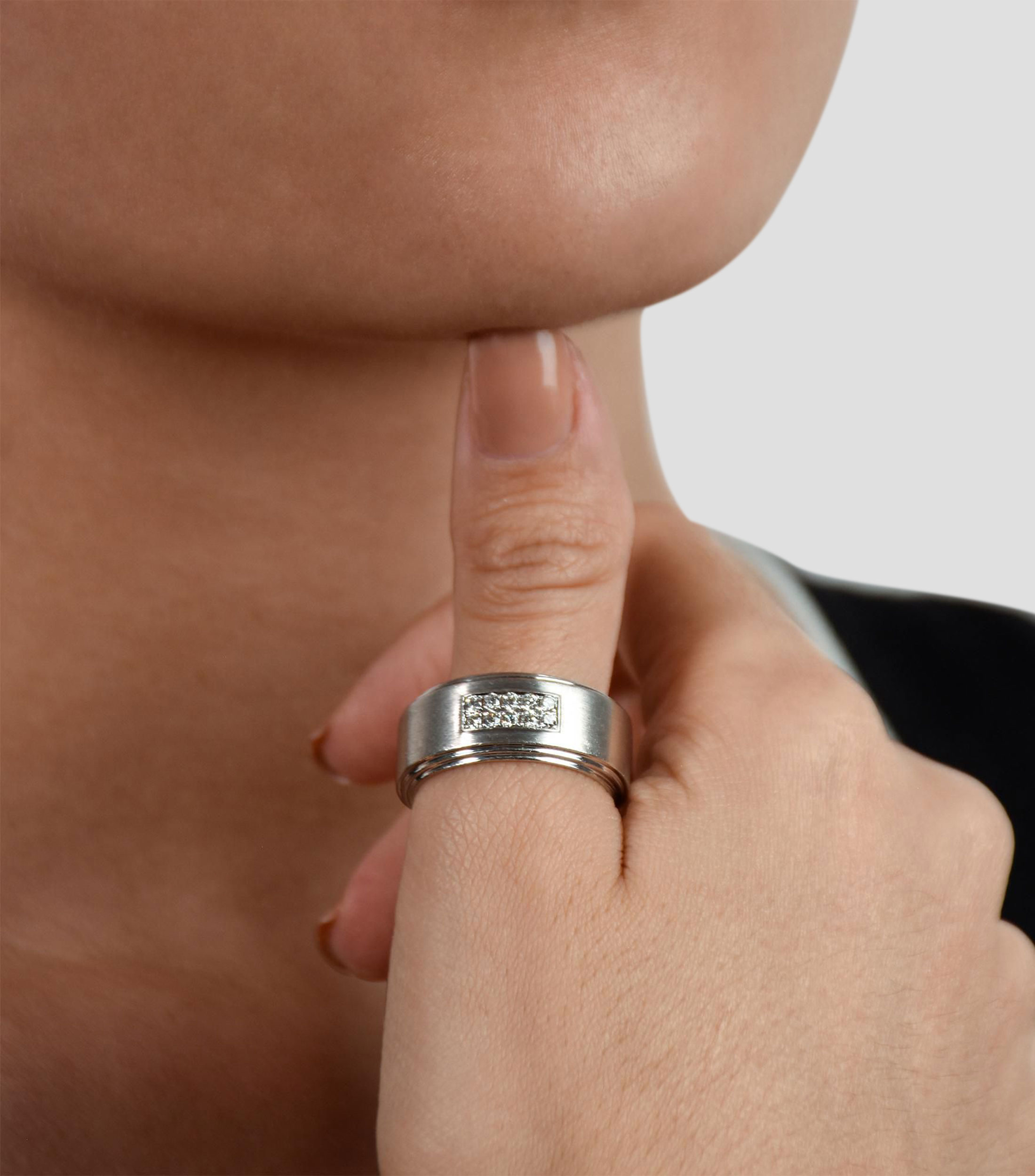 Anillo en Oro blanco de 14 kilates con acabado cepillado y diamantes naturales Unisex