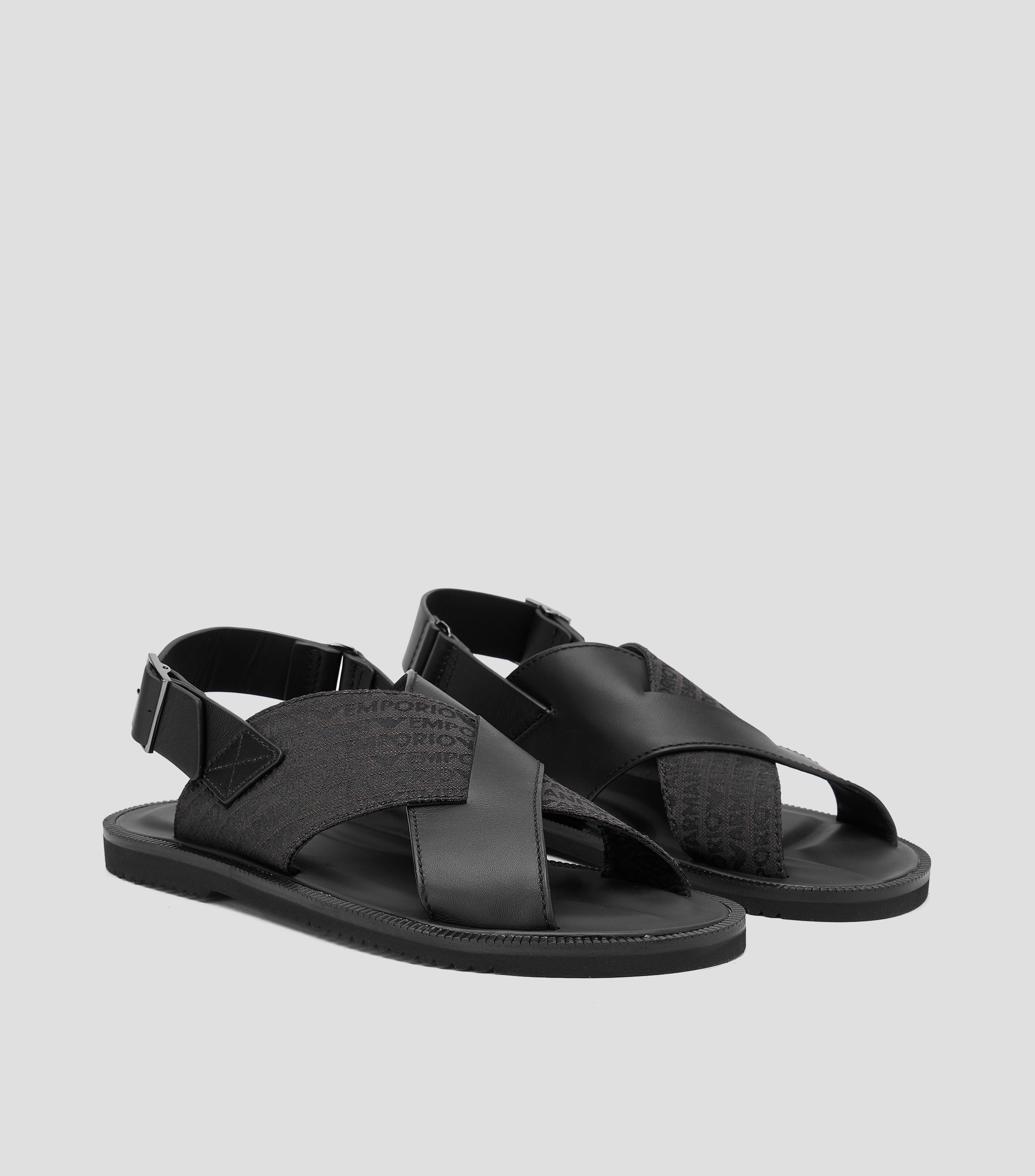 Sandalias planas en piel Hombre