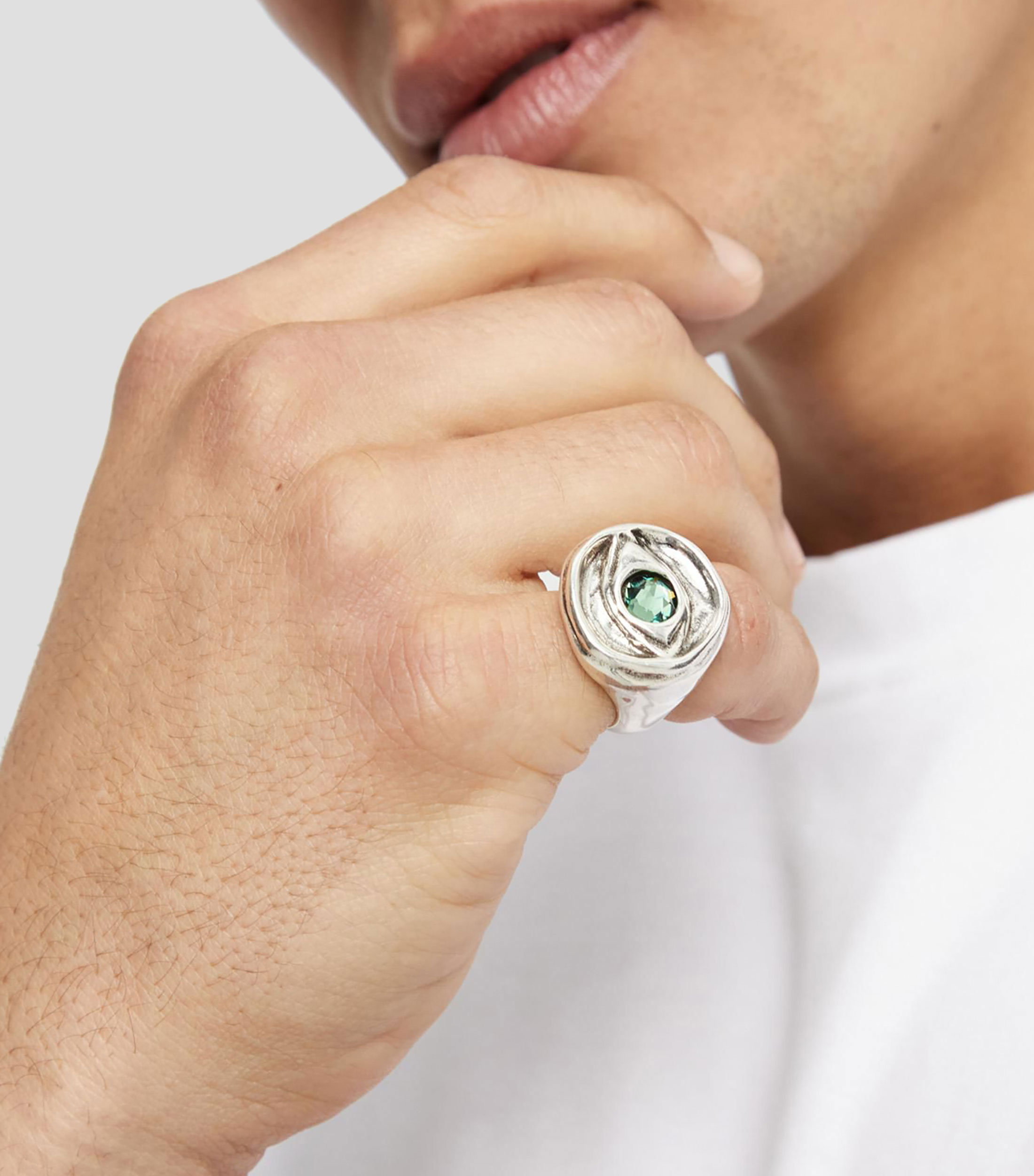 Anillo con pedrería de color verde Unisex