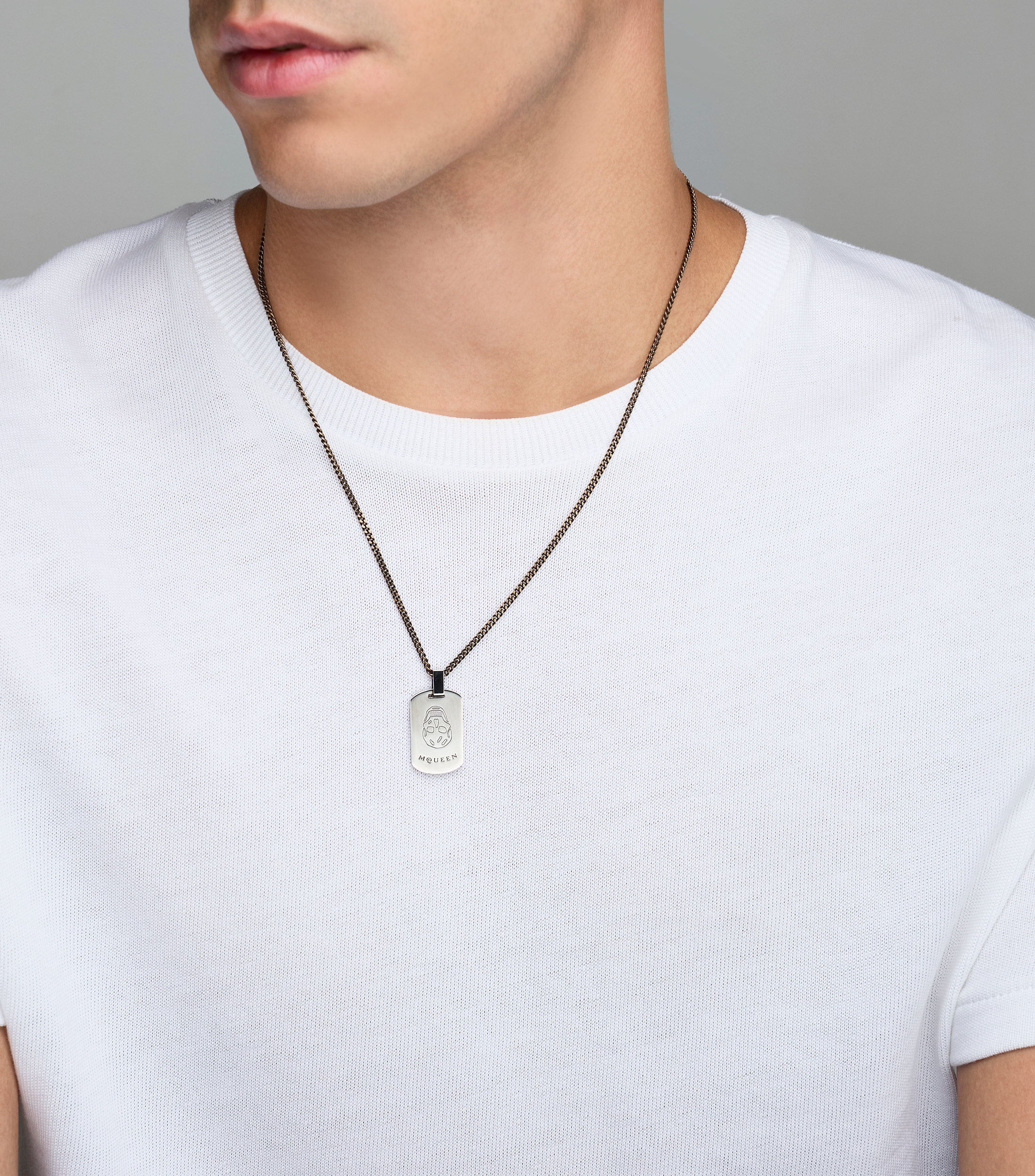 Collar con placa de calavera Hombre
