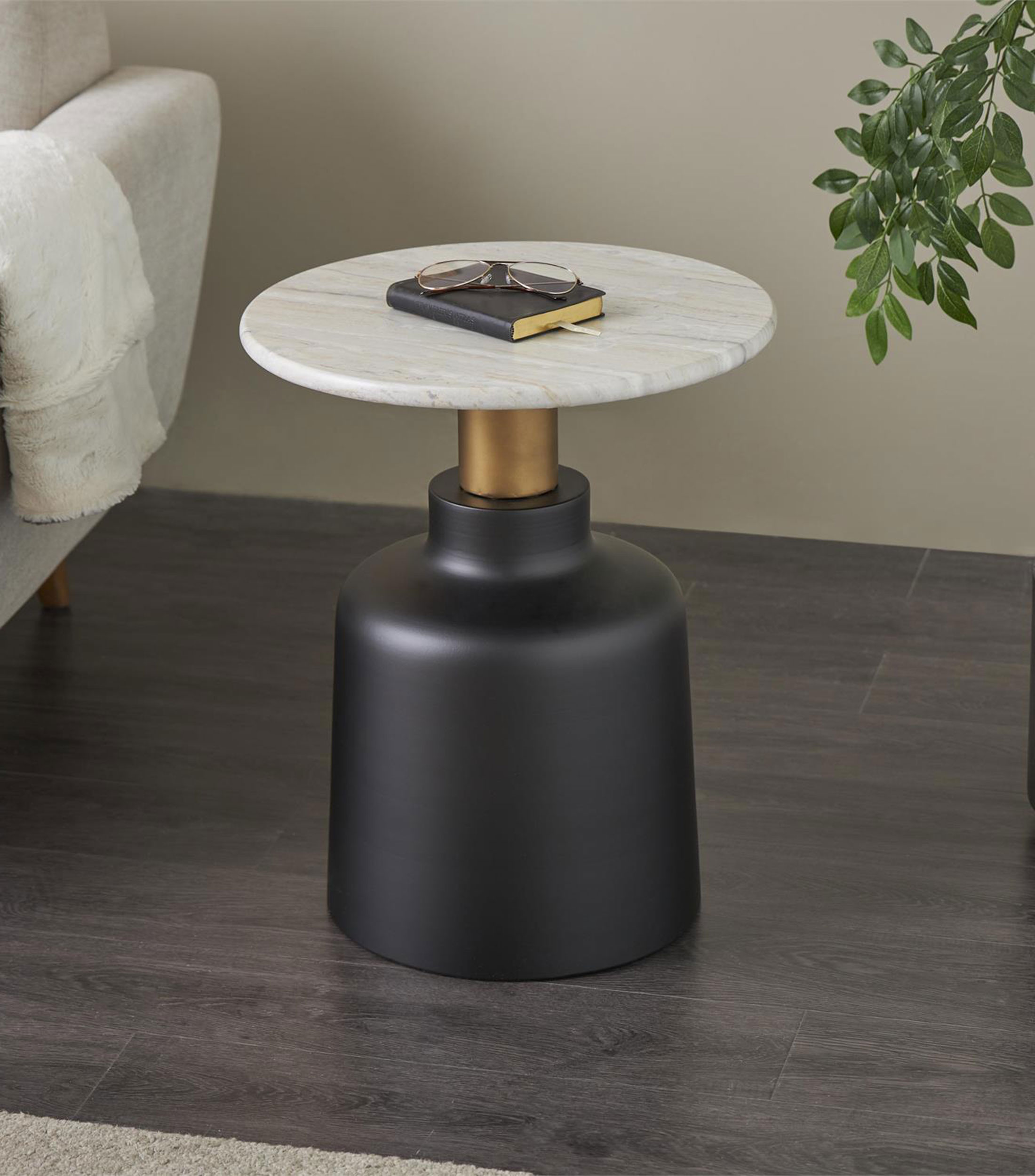 Mesa auxiliar en metal y mármol sintético negro con blanco