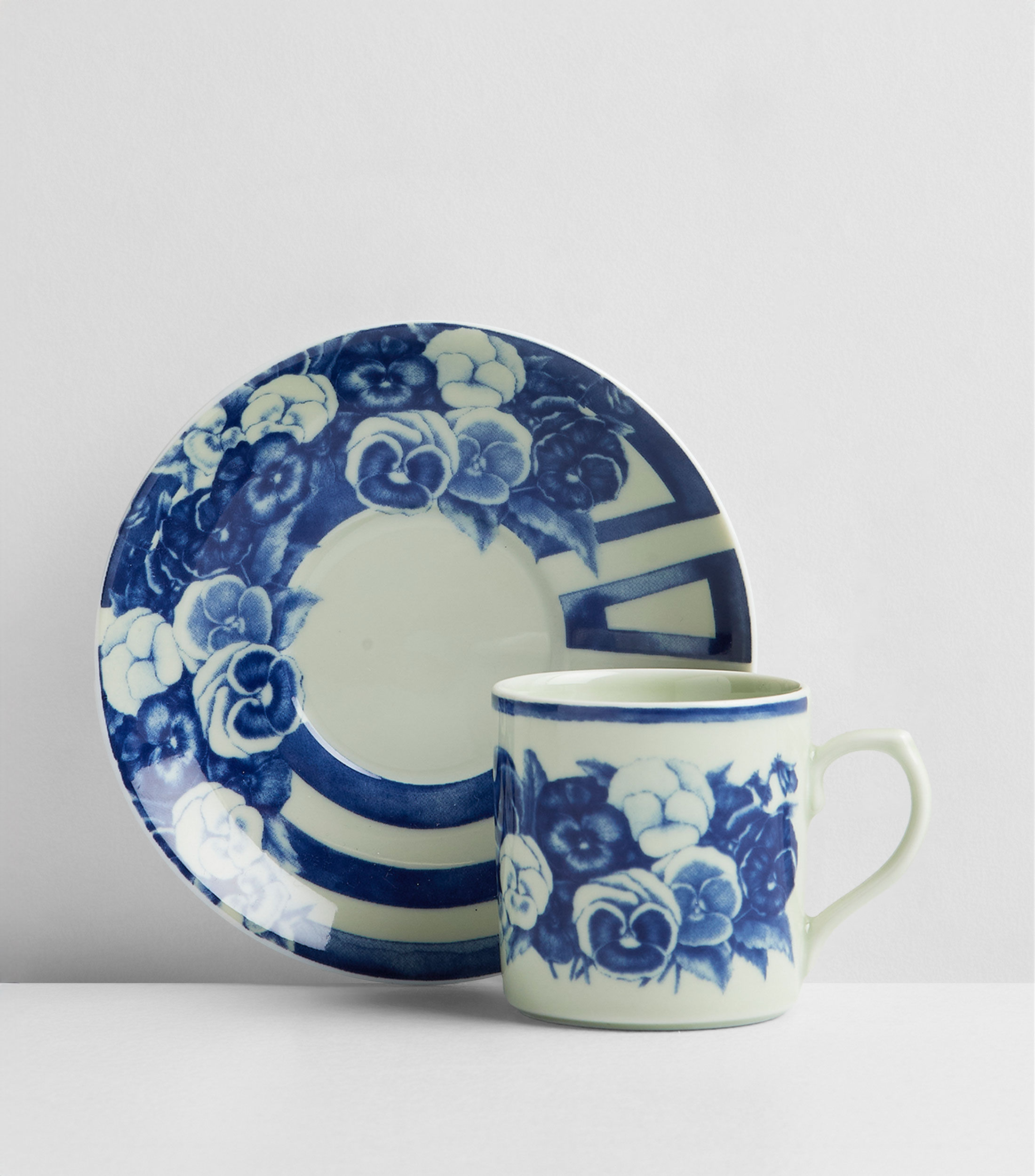 Taza para café con platillo The Meaning con flores